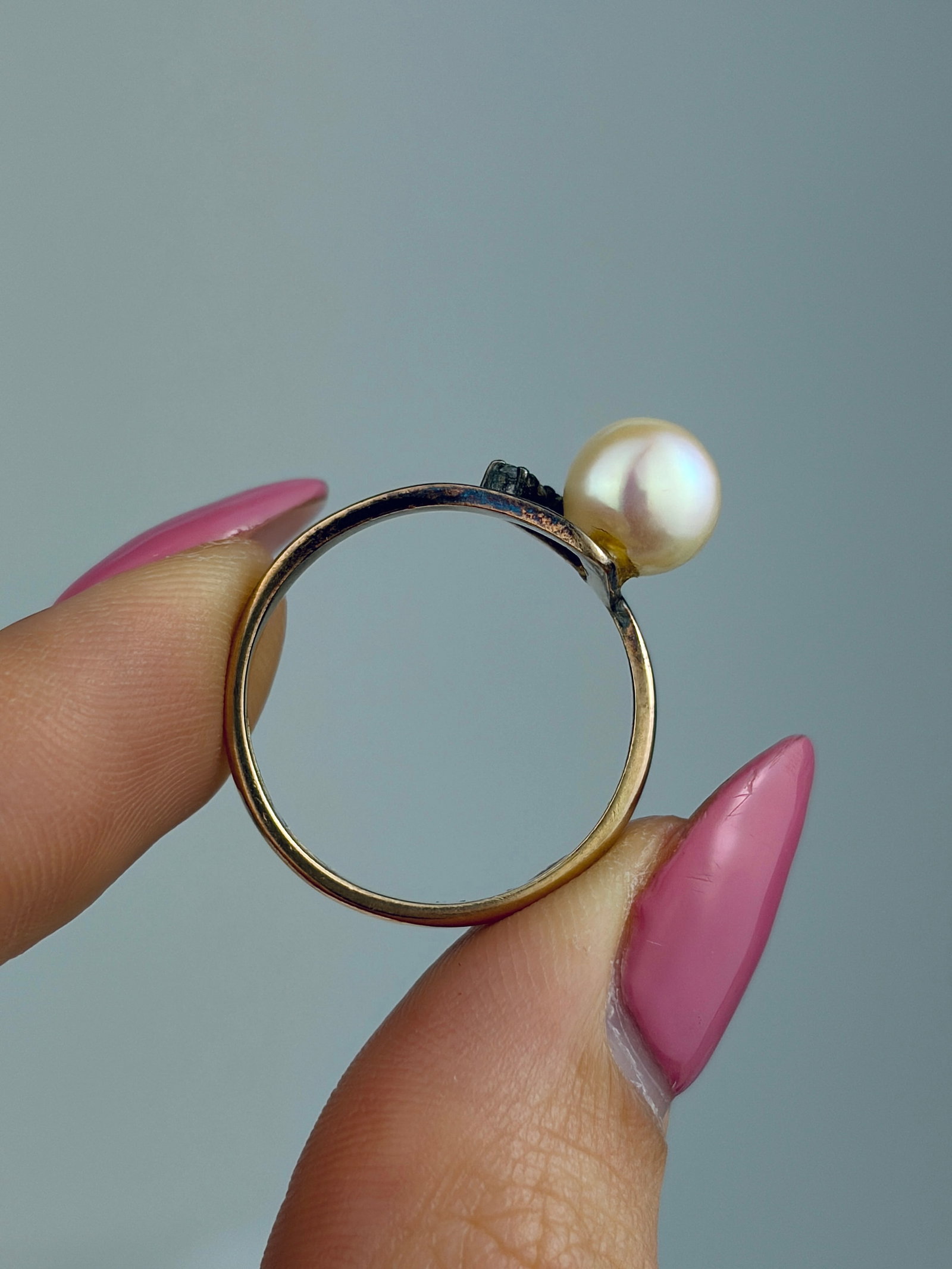 VINTAGE 14CT GOLD PEARL AND WHITE SPINEL TWIST RING - 6
