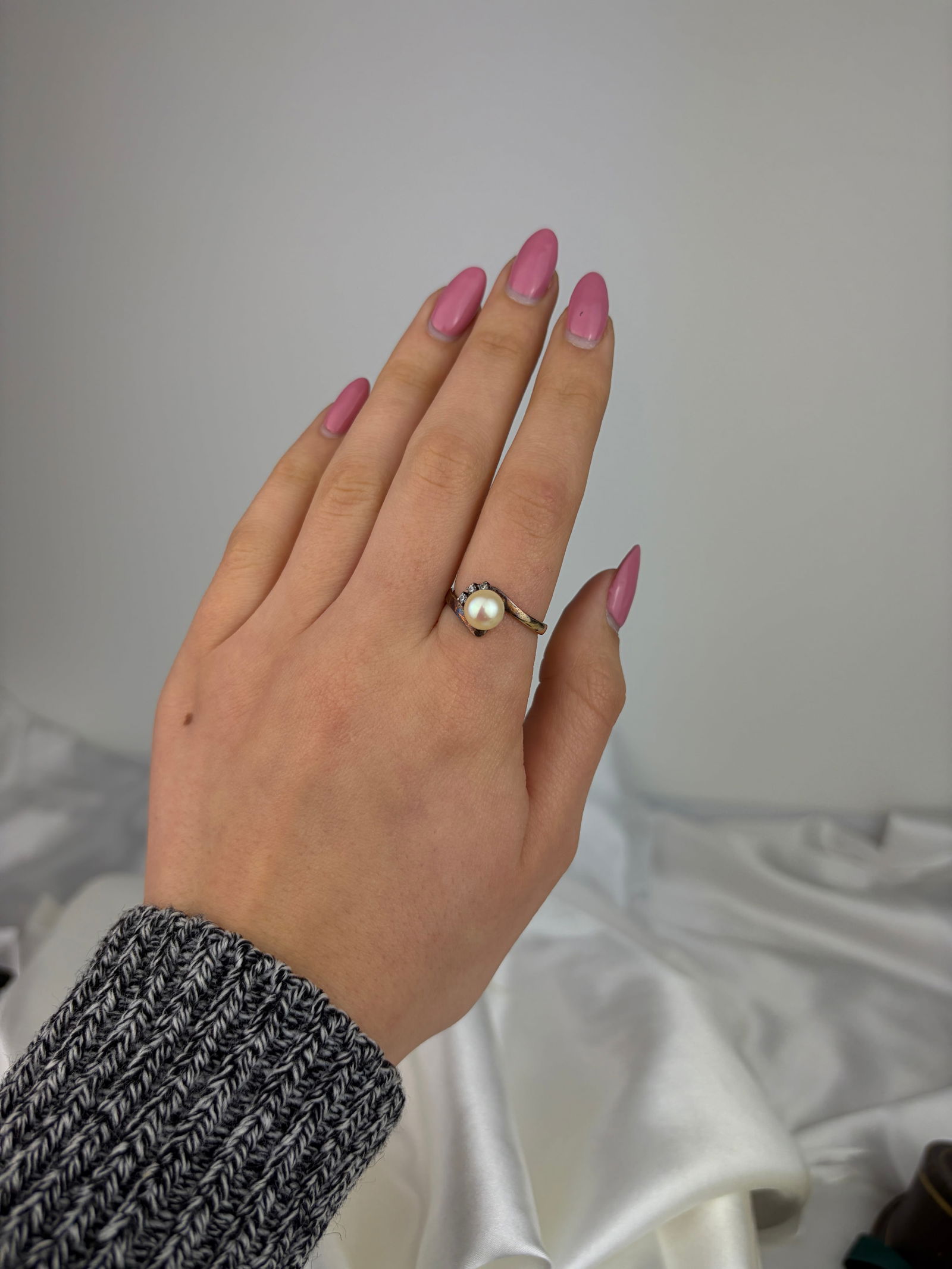 VINTAGE 14CT GOLD PEARL AND WHITE SPINEL TWIST RING - 7