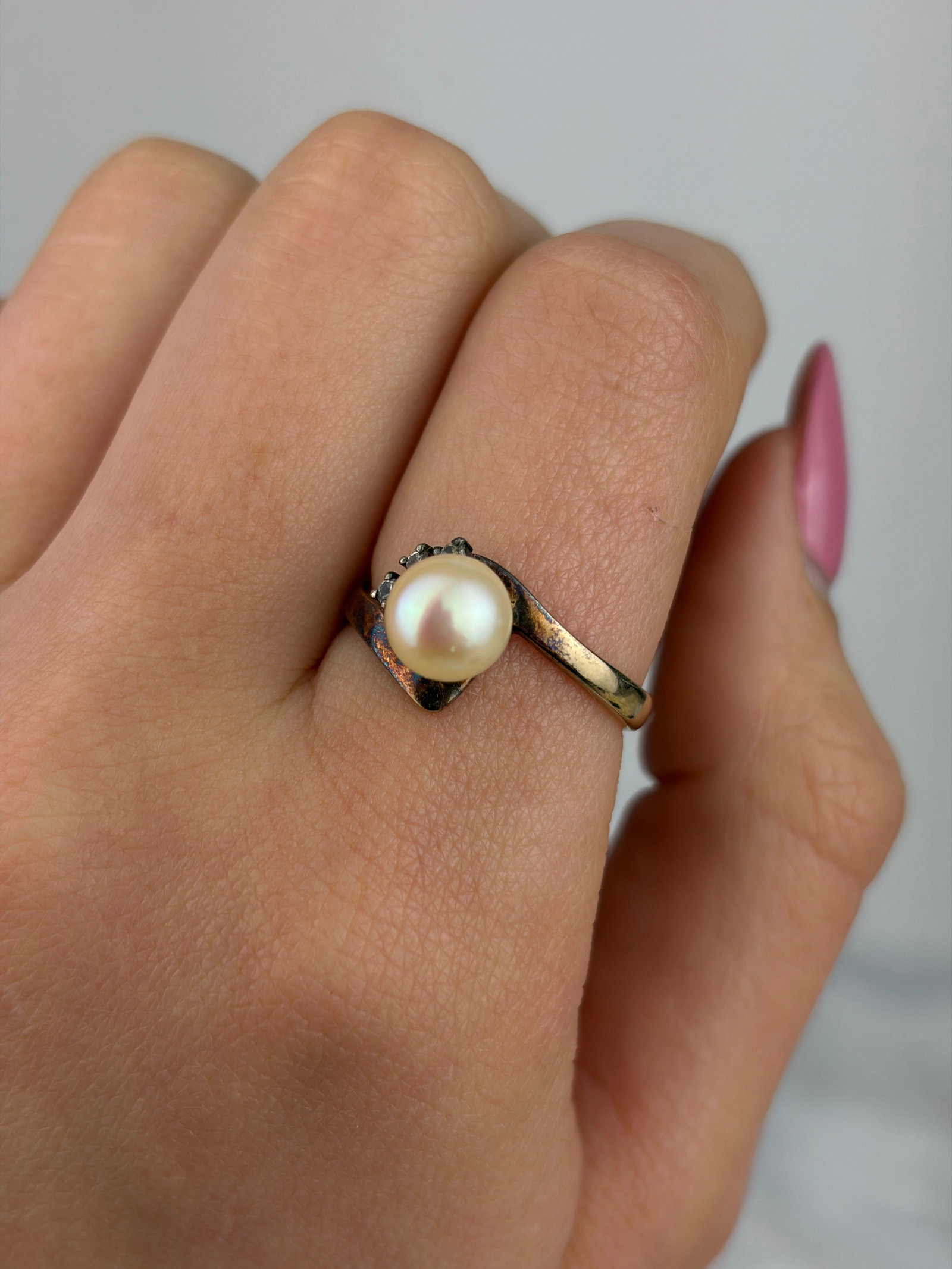 VINTAGE 14CT GOLD PEARL AND WHITE SPINEL TWIST RING - 8