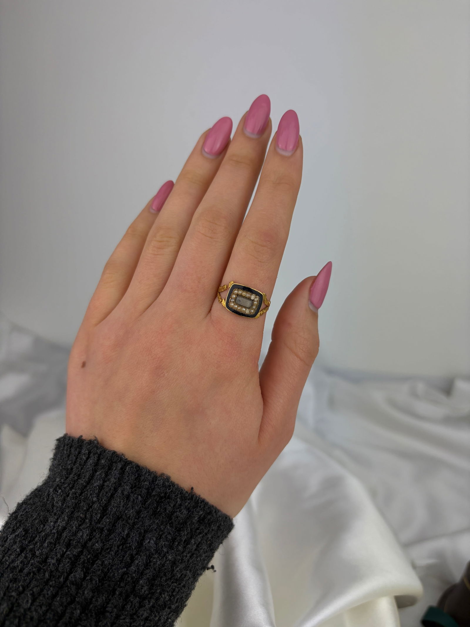 ANTIQUE GEORGIAN GOLD BLACK ENAMEL PEARL HALO LOCKET FRONT MOURNING RING AF - 7