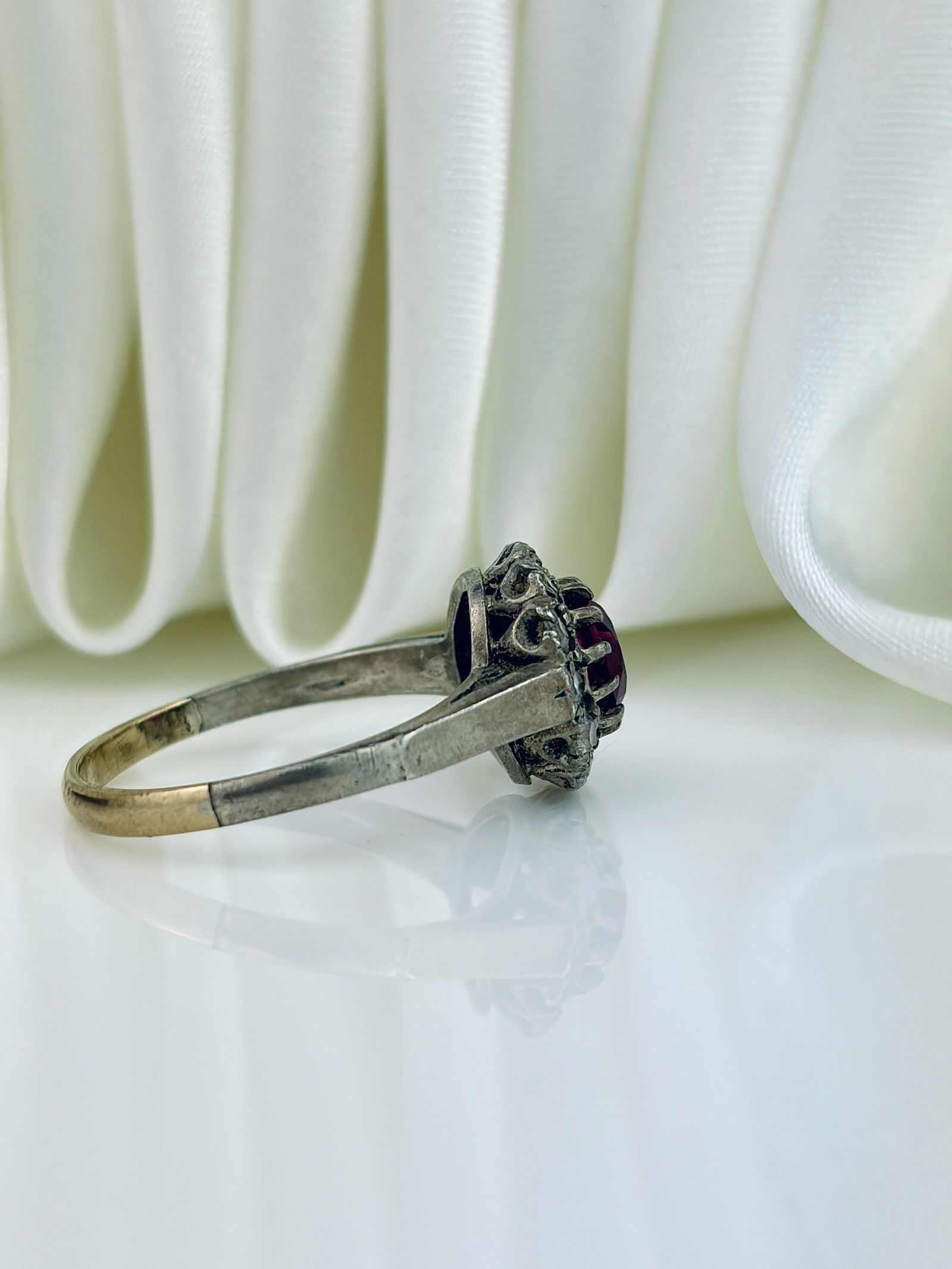 9CT GOLD AND SILVER PASTE CLUSTER RING - 2