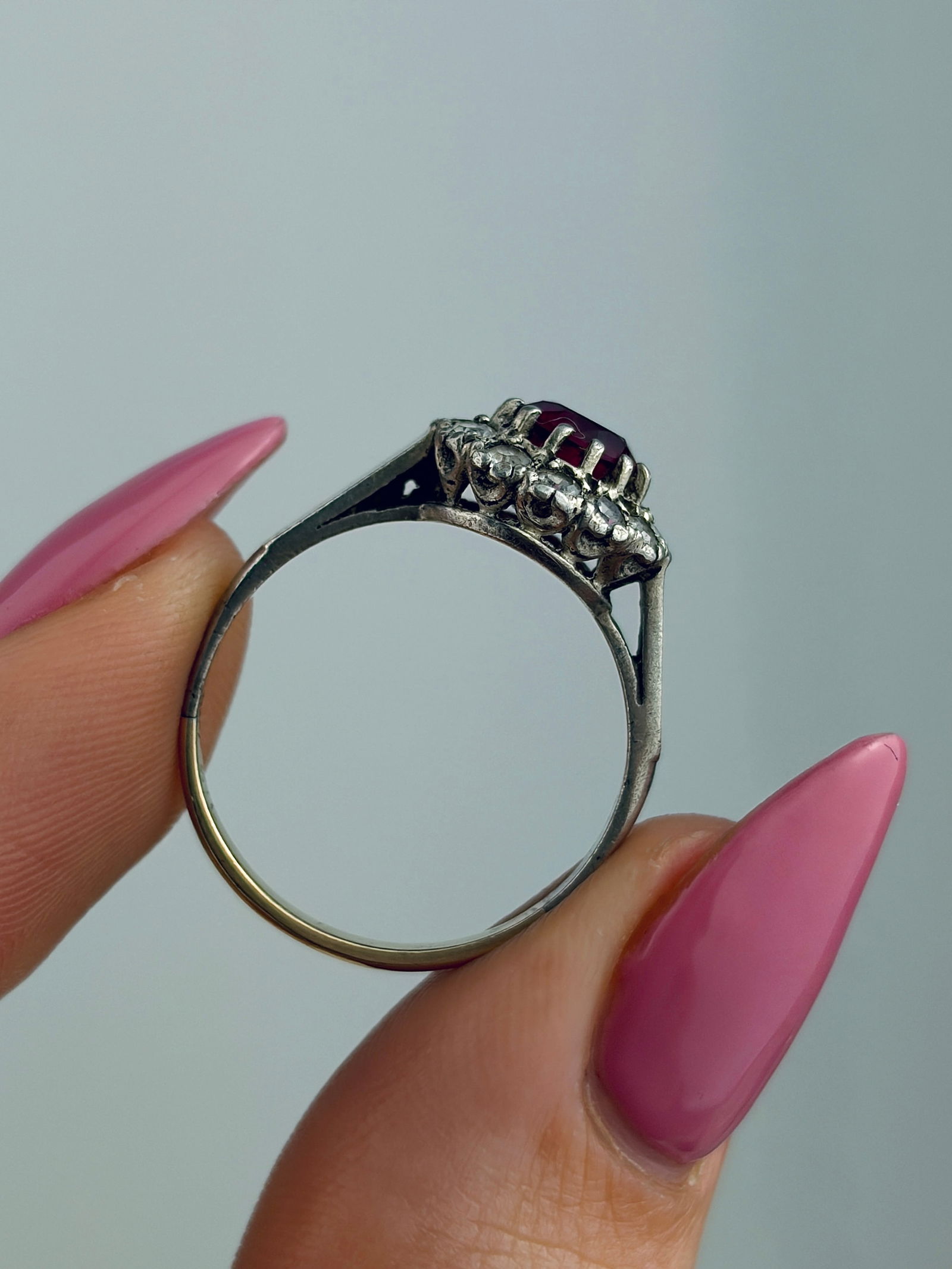 9CT GOLD AND SILVER PASTE CLUSTER RING - 6