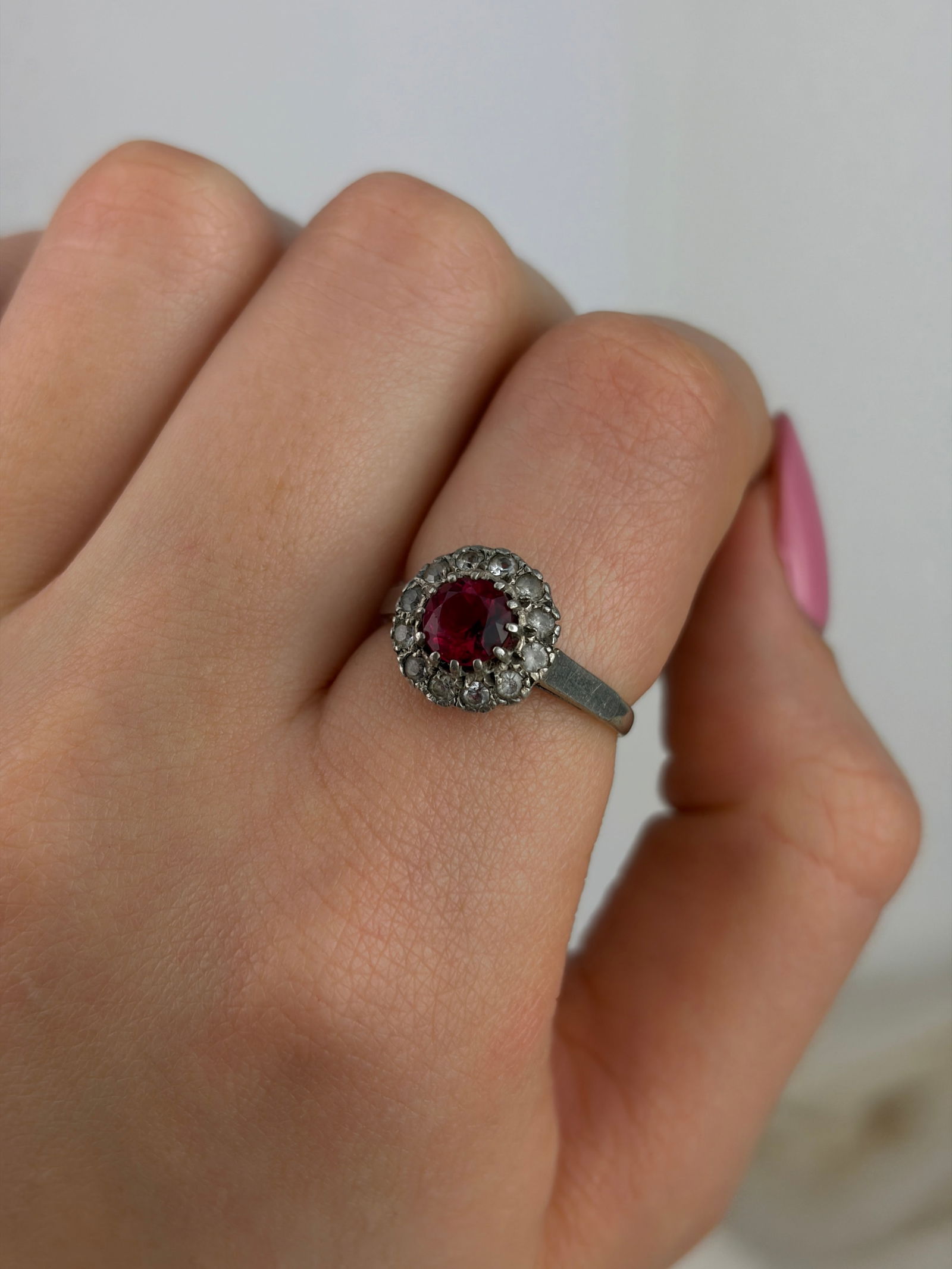 9CT GOLD AND SILVER PASTE CLUSTER RING - 8