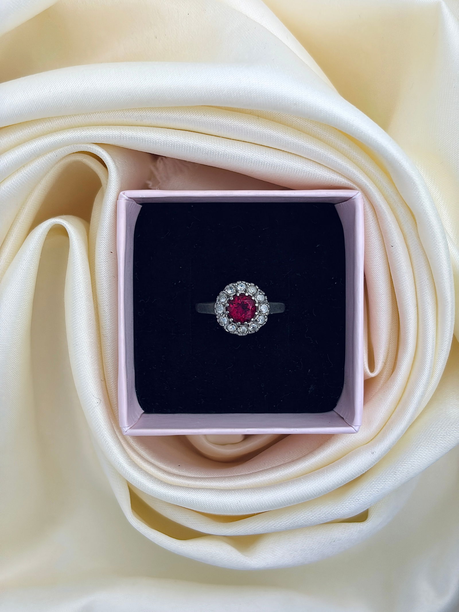 9CT GOLD AND SILVER PASTE CLUSTER RING - 9