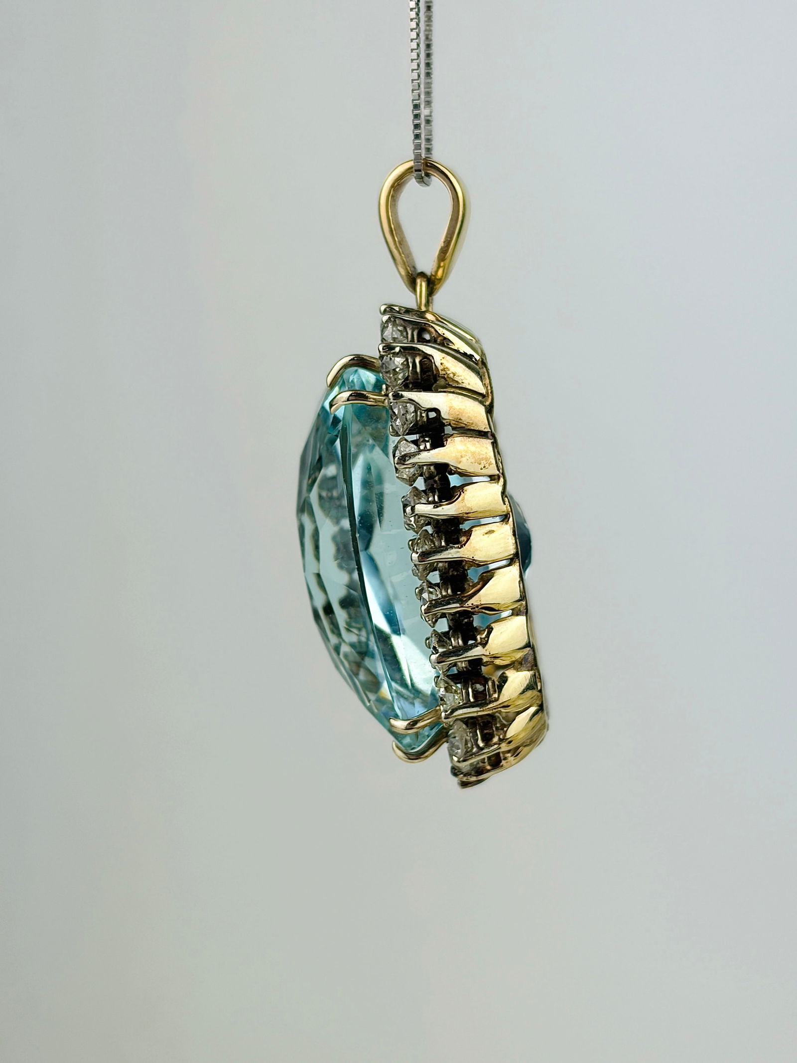 HUGE / OUTSTANDING 50CT AQUAMARINE AND DIAMOND PENDANT IN 18CT YELLOW GOLD - 3
