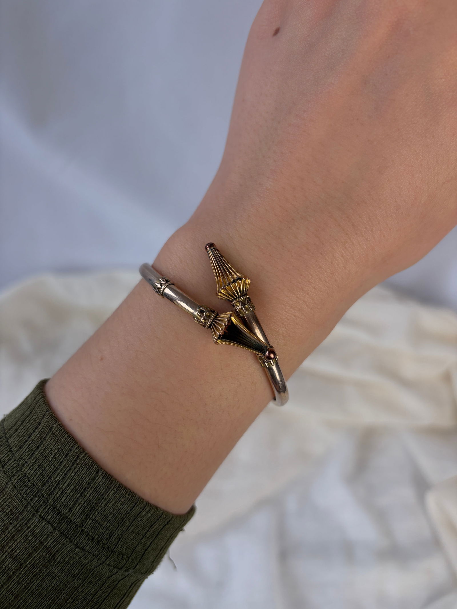 UNUSUAL DESIGN 9CT GOLD BANGLE / BRACELET - 7