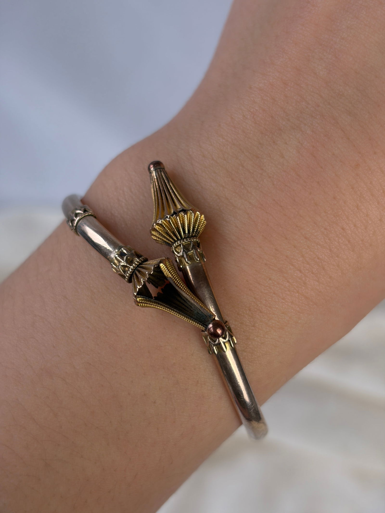 UNUSUAL DESIGN 9CT GOLD BANGLE / BRACELET - 8