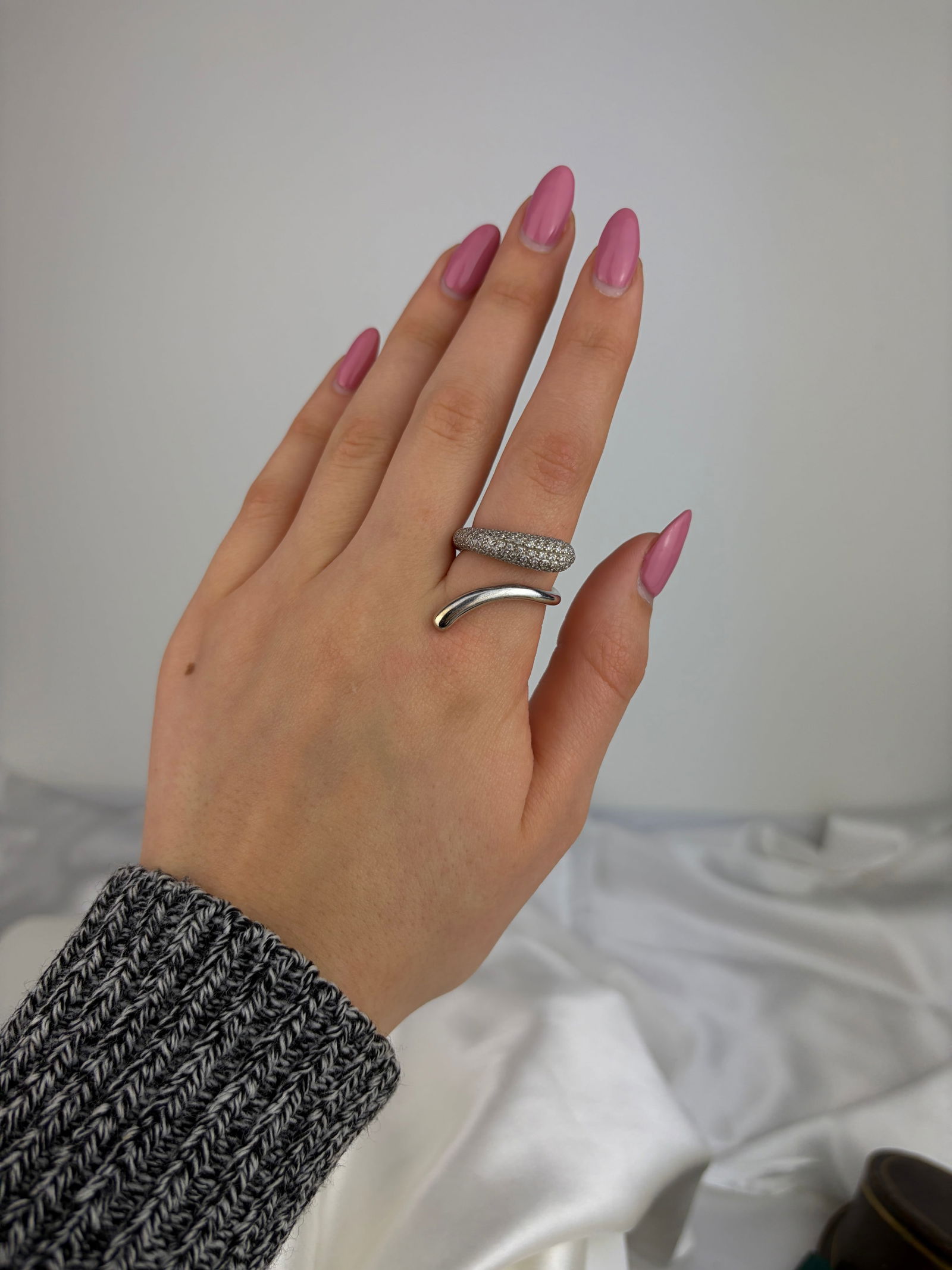 UNIQUE 18CT WHITE GOLD AND DIAMOND WRAP AROUND SNAKE STYLE RING - 7