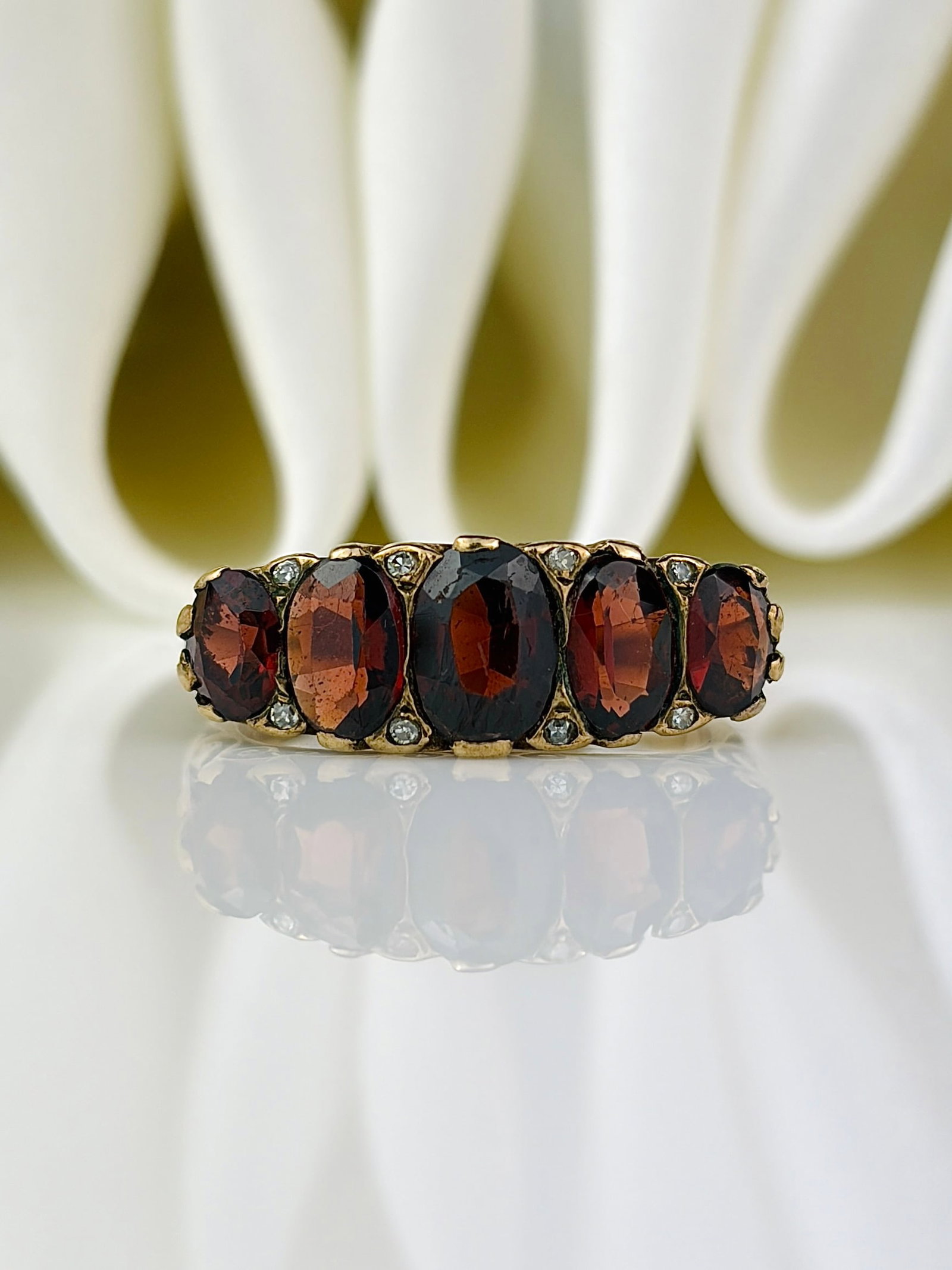 Chunky 9ct yellow gold garnet 5 stone ring with diamond points: Chunky 9ct yellow gold garnet 5 stone ring with diamond points Gorgeous bright garnet stones! Weight: 4.47g Size: UK N1/2, US 7.25, Width 7.5mm Materials: 9ct