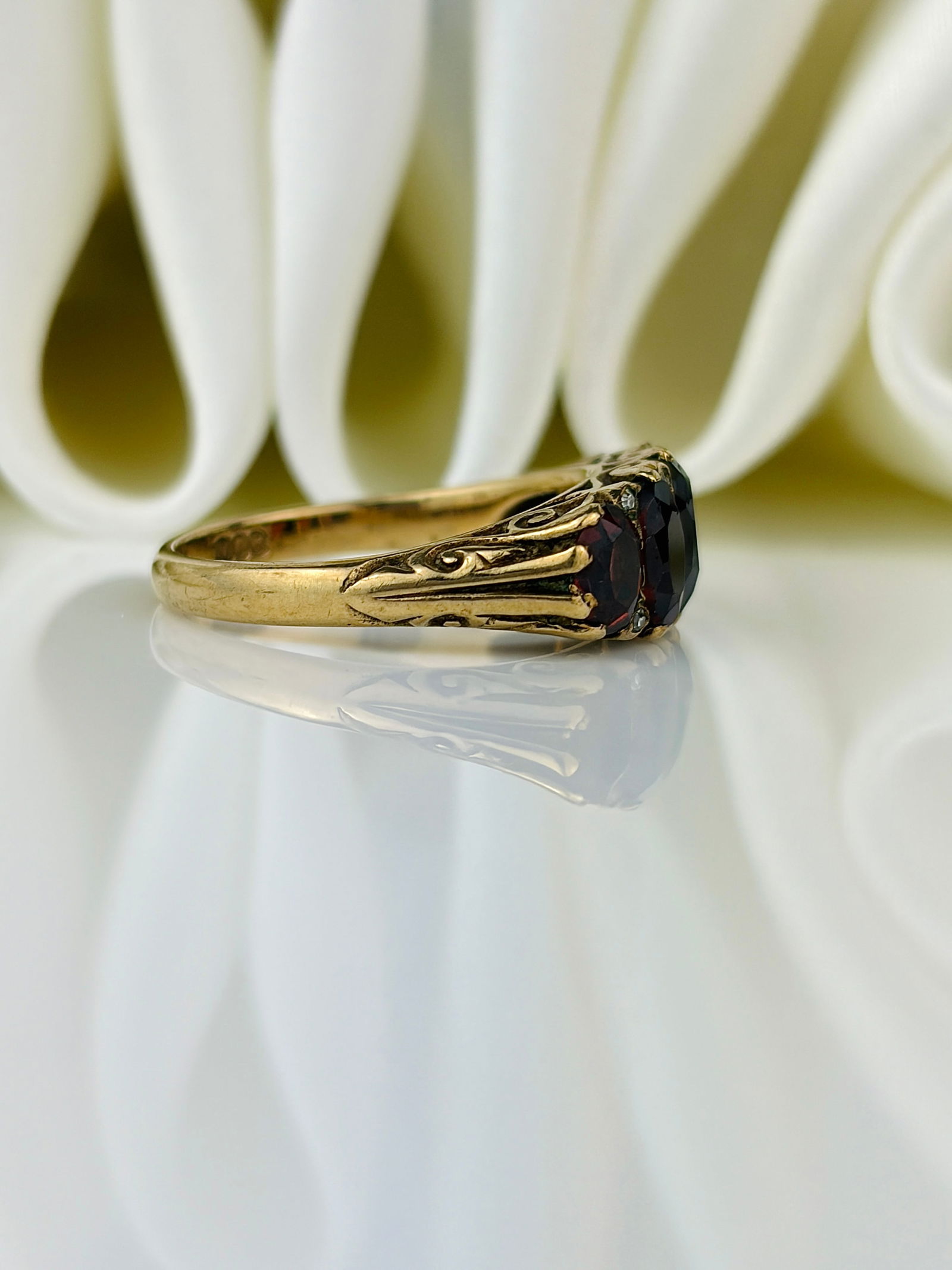 Chunky 9ct yellow gold garnet 5 stone ring with diamond points - 2