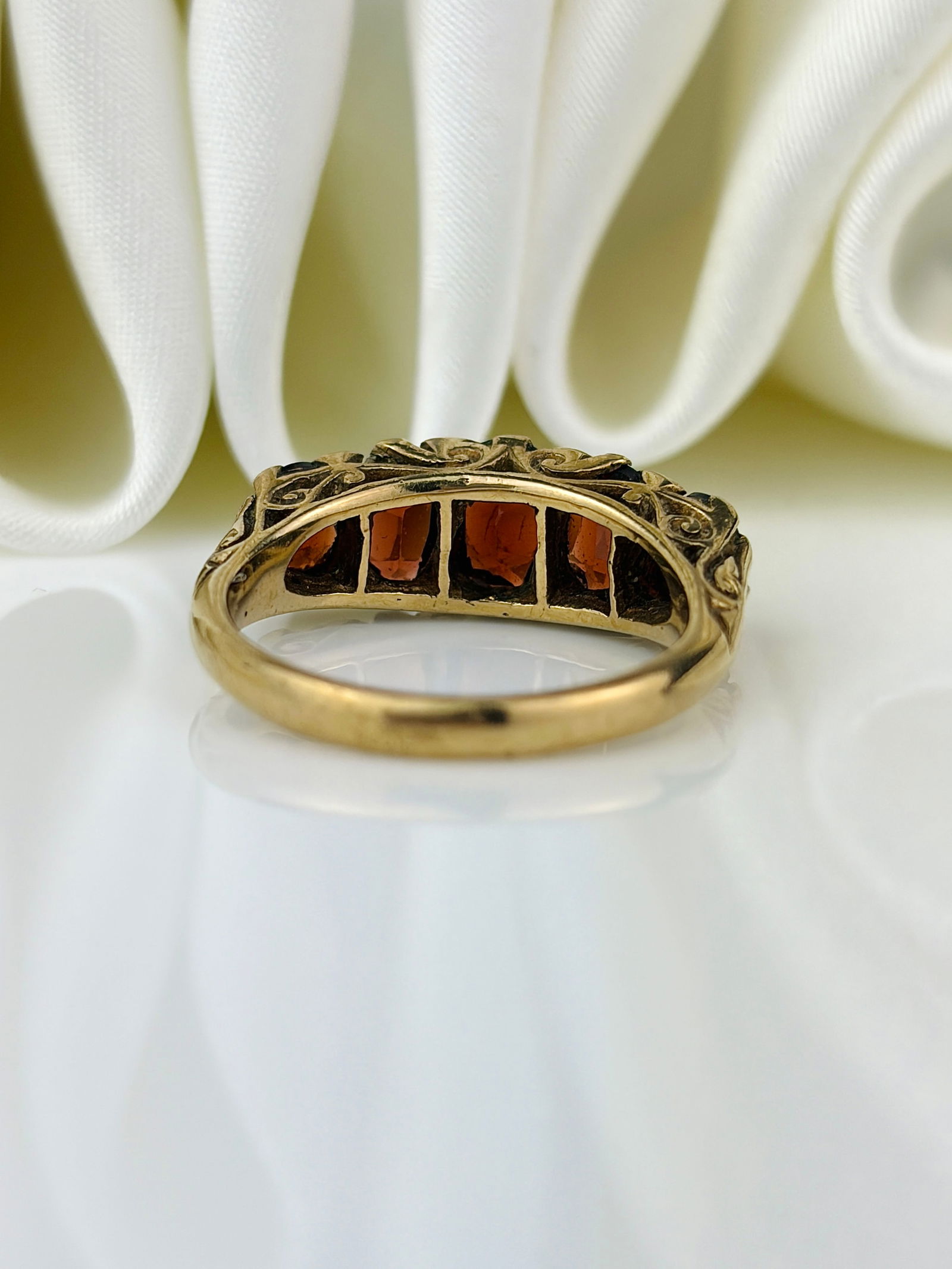 Chunky 9ct yellow gold garnet 5 stone ring with diamond points - 3
