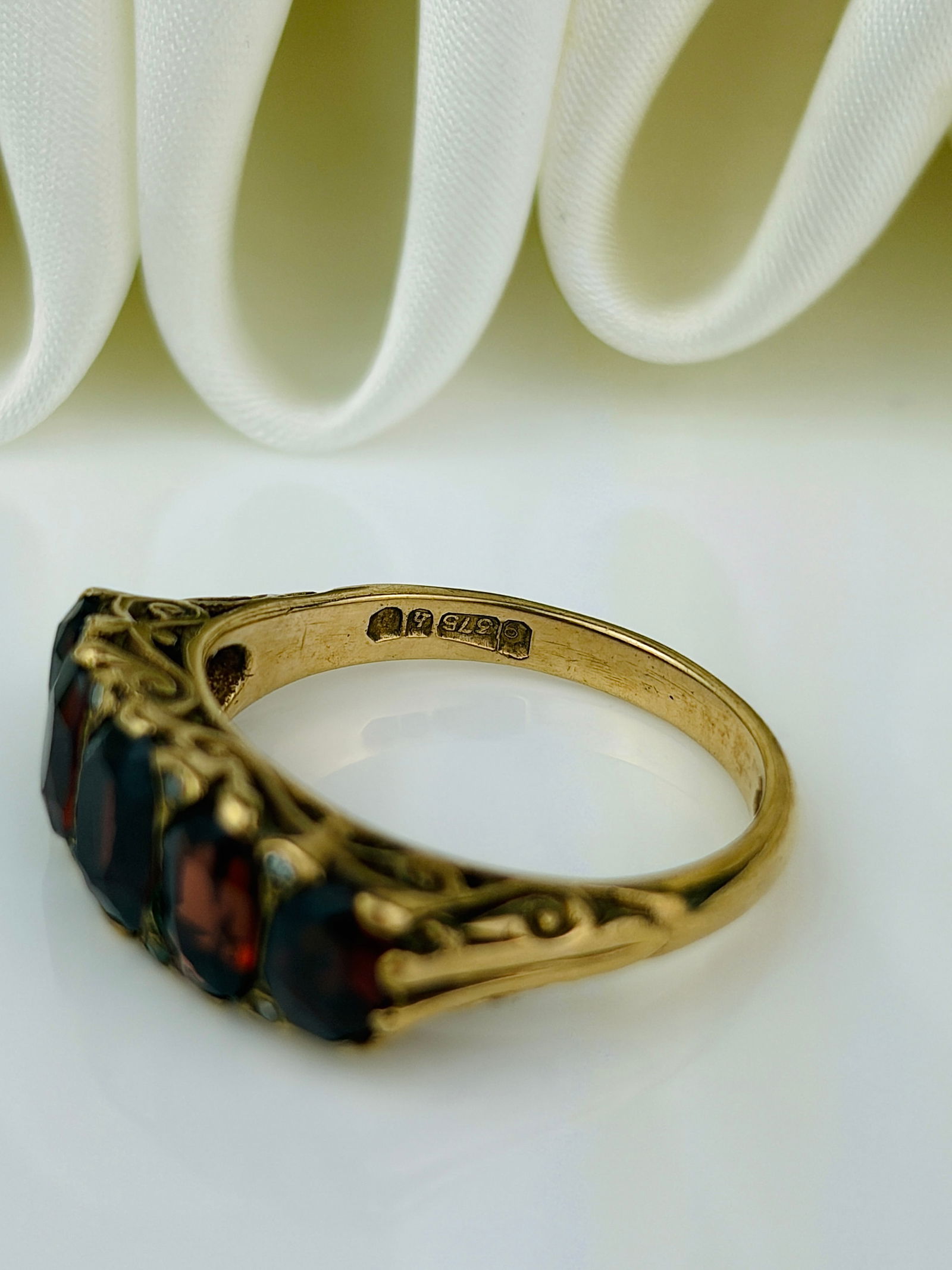 Chunky 9ct yellow gold garnet 5 stone ring with diamond points - 4