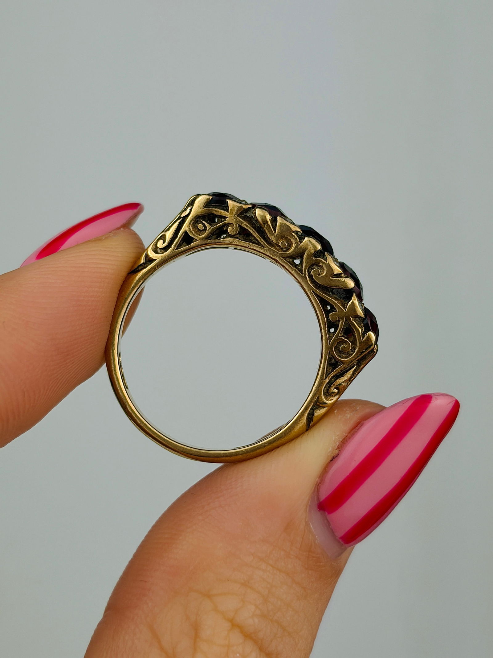 Chunky 9ct yellow gold garnet 5 stone ring with diamond points - 6