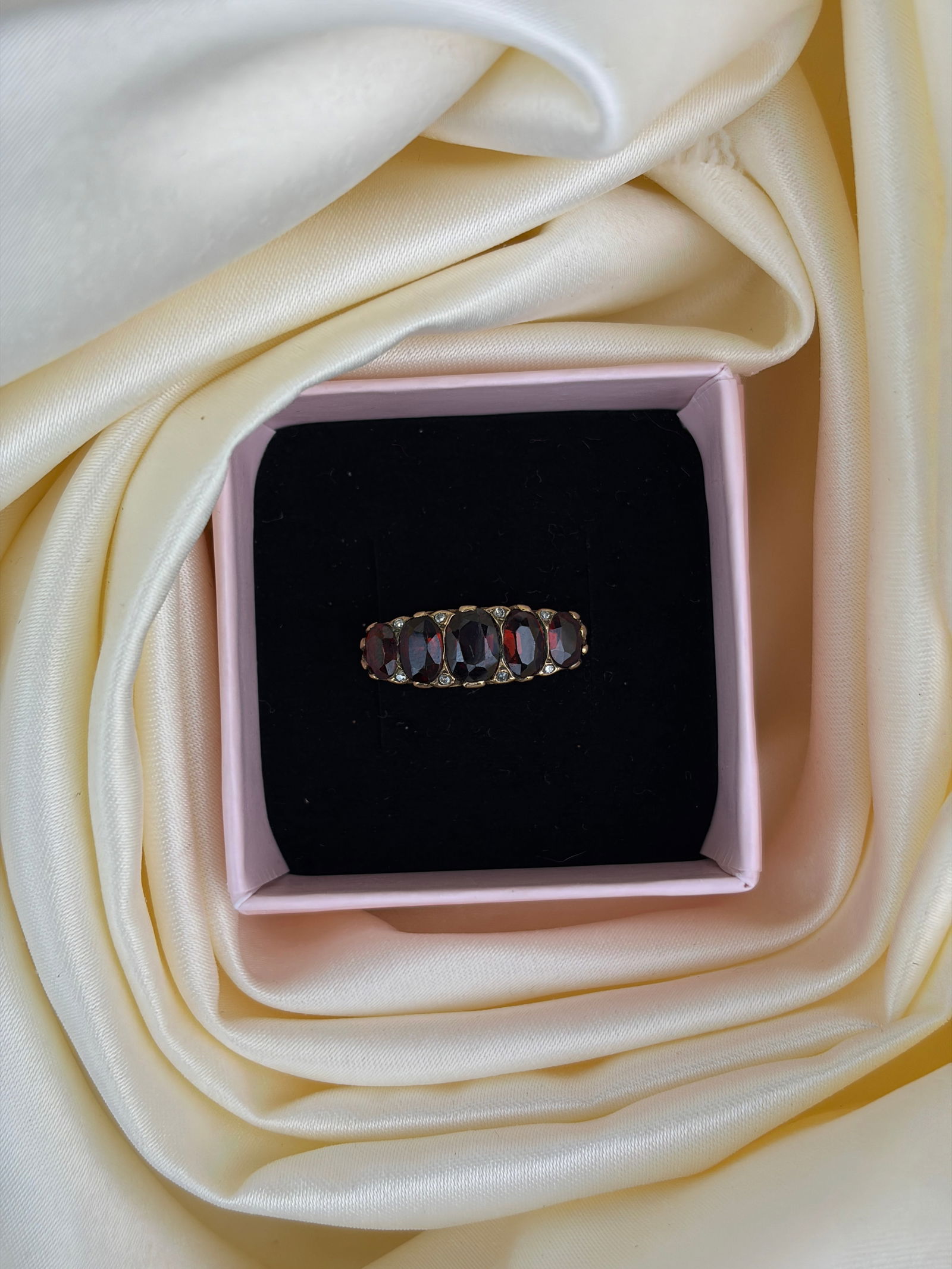 Chunky 9ct yellow gold garnet 5 stone ring with diamond points - 7