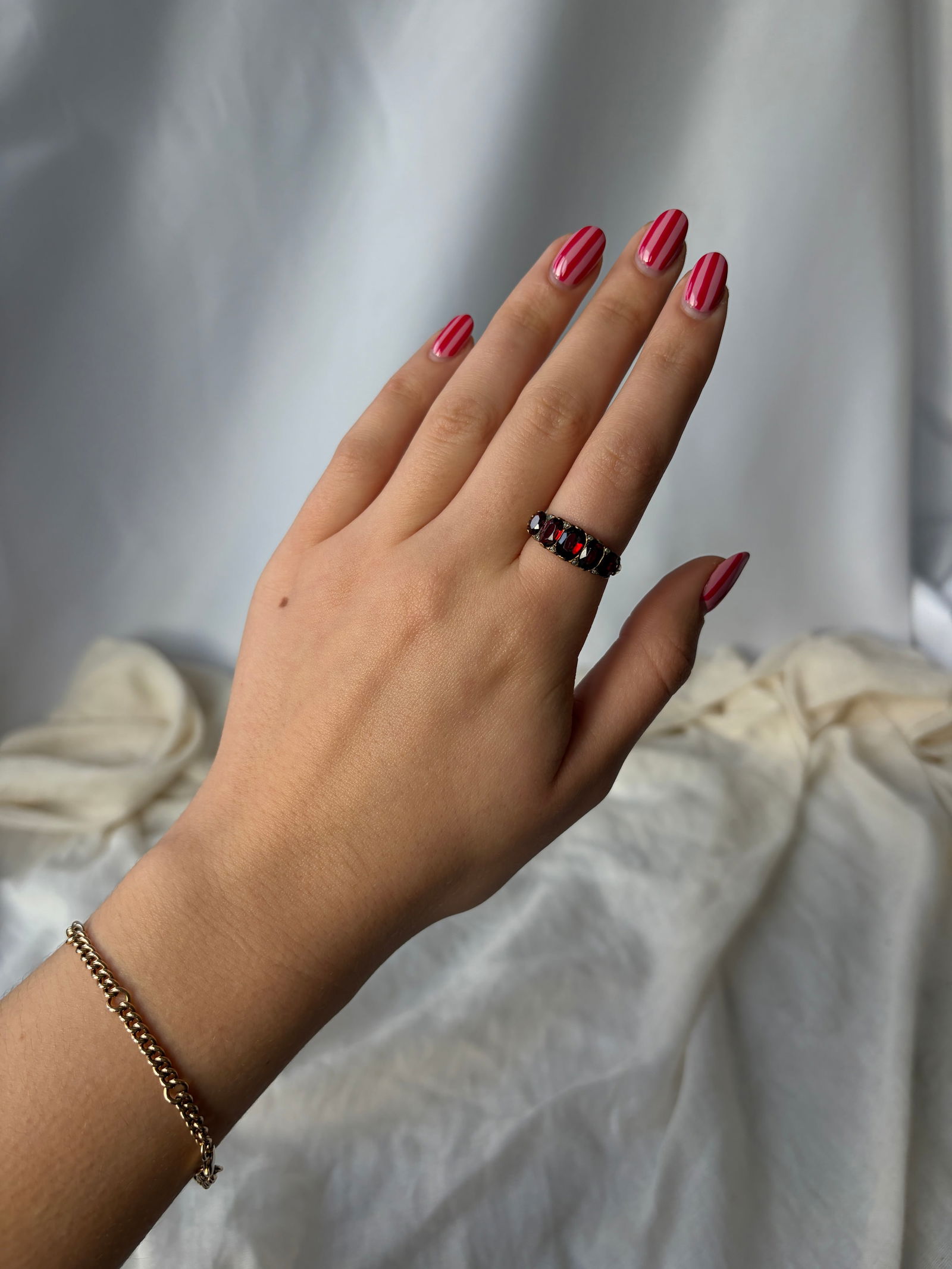 Chunky 9ct yellow gold garnet 5 stone ring with diamond points - 8