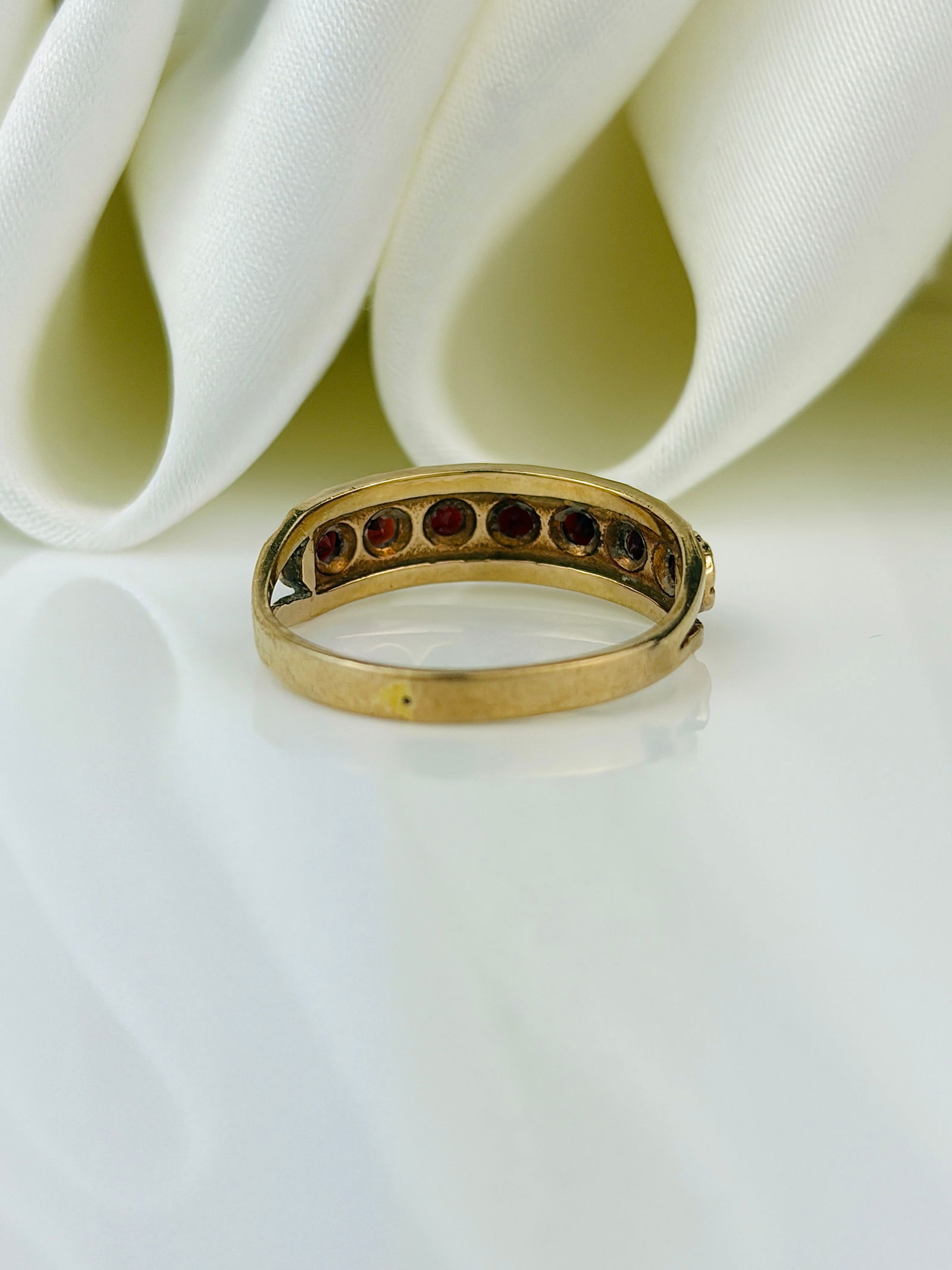 vintage c.1980 9ct gold garnet half hoop band ring - 3