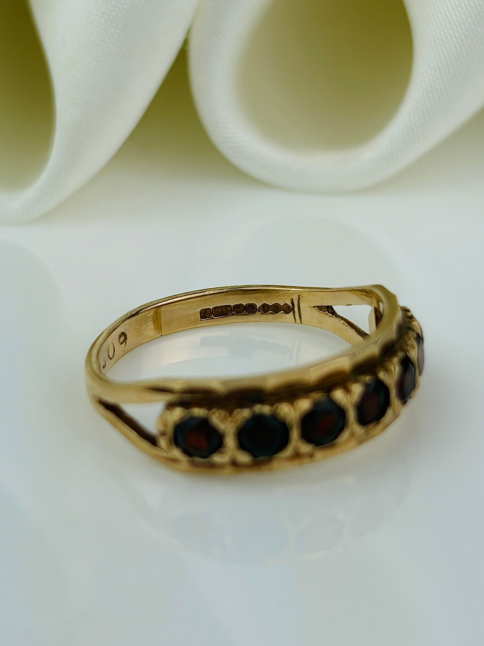 vintage c.1980 9ct gold garnet half hoop band ring - 4