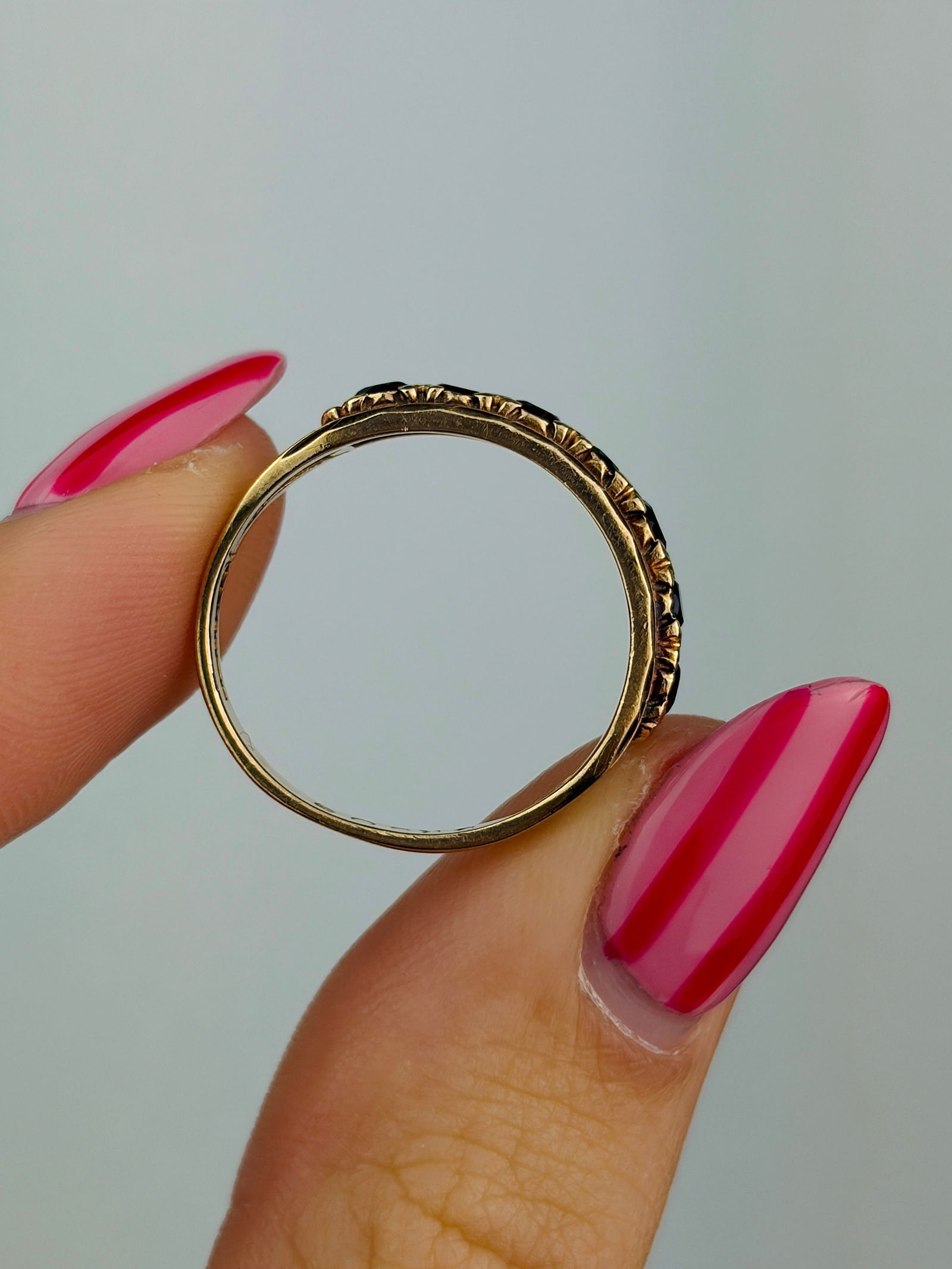 vintage c.1980 9ct gold garnet half hoop band ring - 6