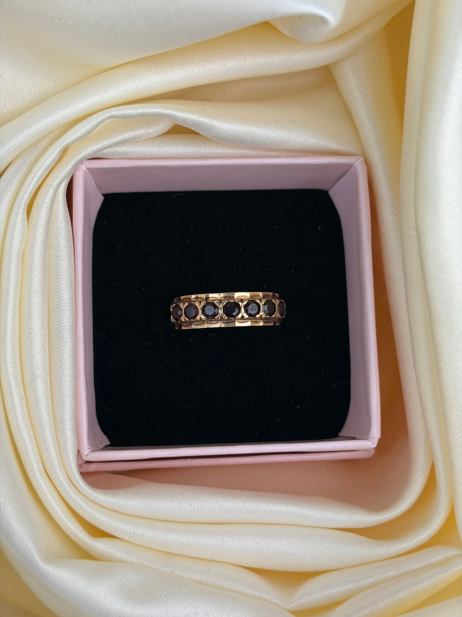 vintage c.1980 9ct gold garnet half hoop band ring - 7