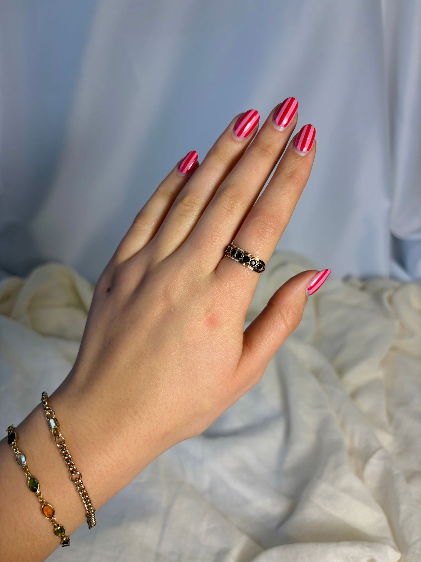 vintage c.1980 9ct gold garnet half hoop band ring - 8