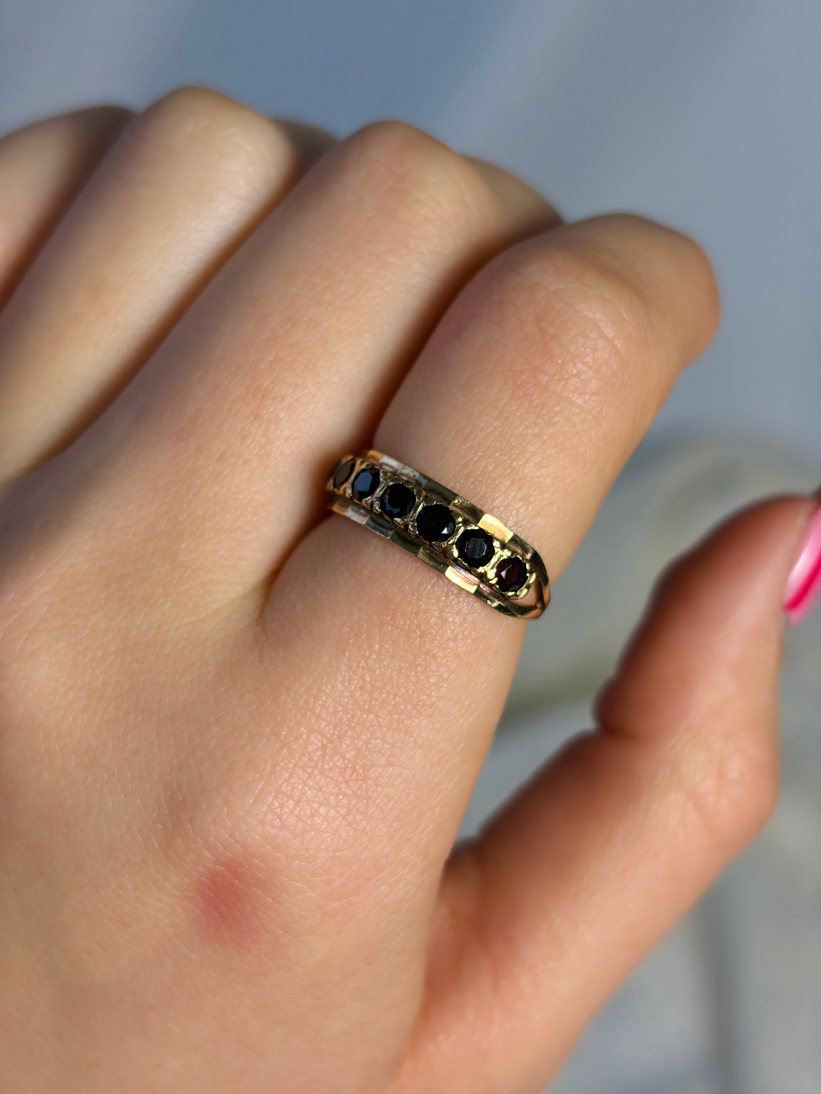 vintage c.1980 9ct gold garnet half hoop band ring - 9