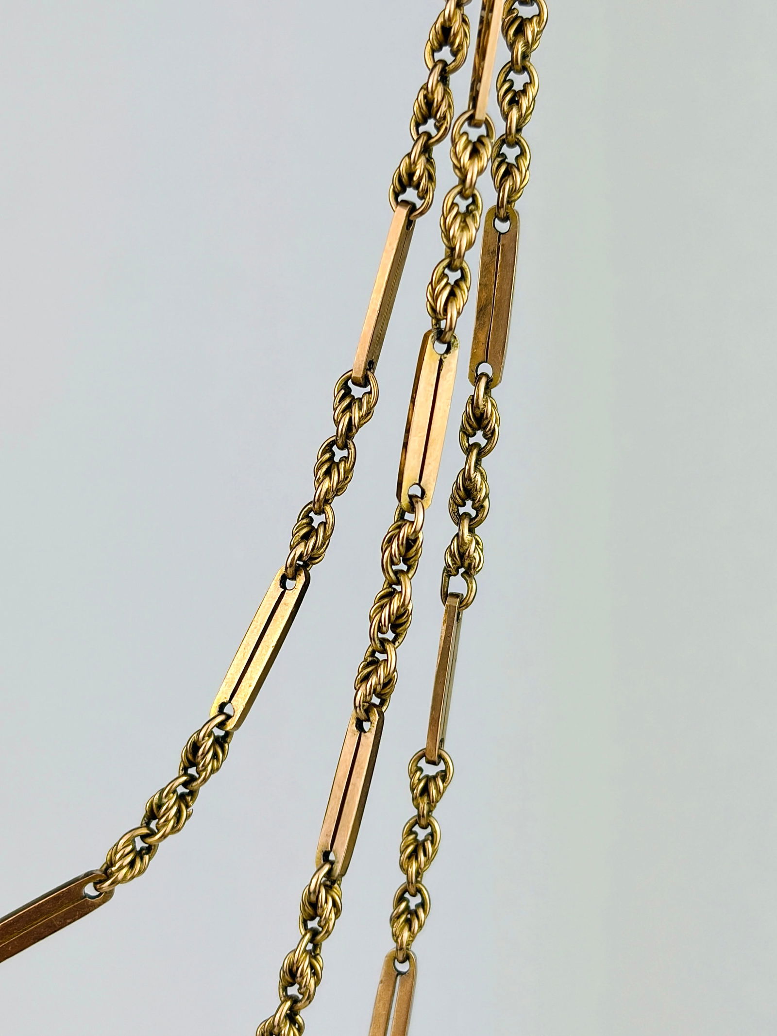 AMAZING ANTIQUE 9CT GOLD UNUSUAL BAR AND TWIST LONGGUARD CHAIN - 2