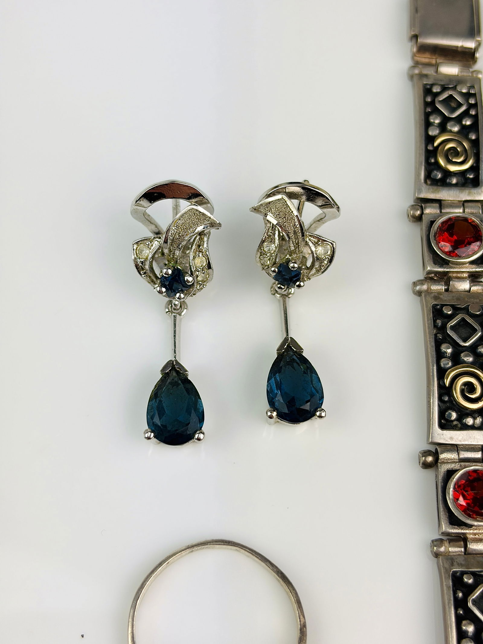 MIXED LOT SILVER BRACELET 2X SILVER RINGS ETC - 2