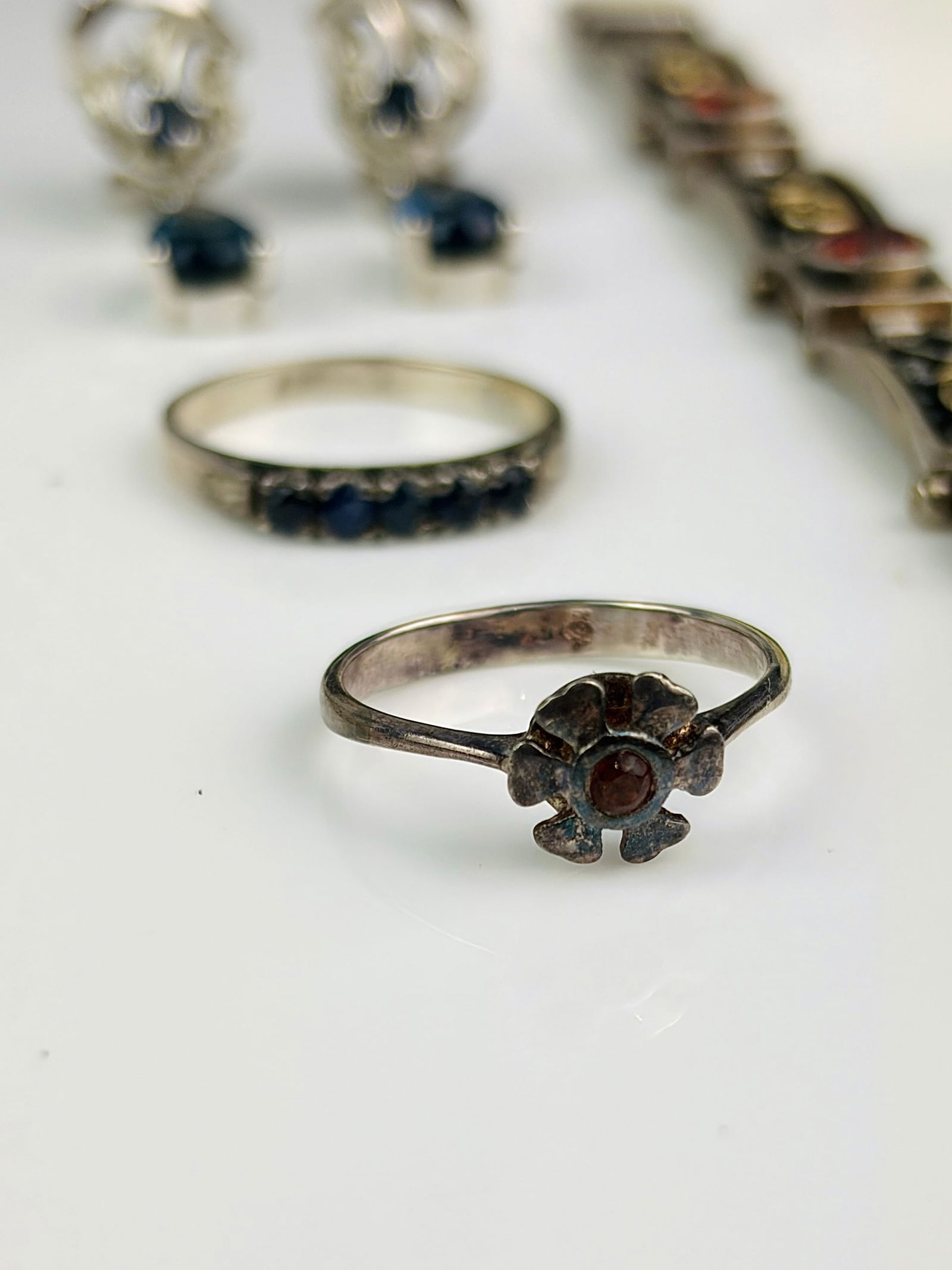 MIXED LOT SILVER BRACELET 2X SILVER RINGS ETC - 4