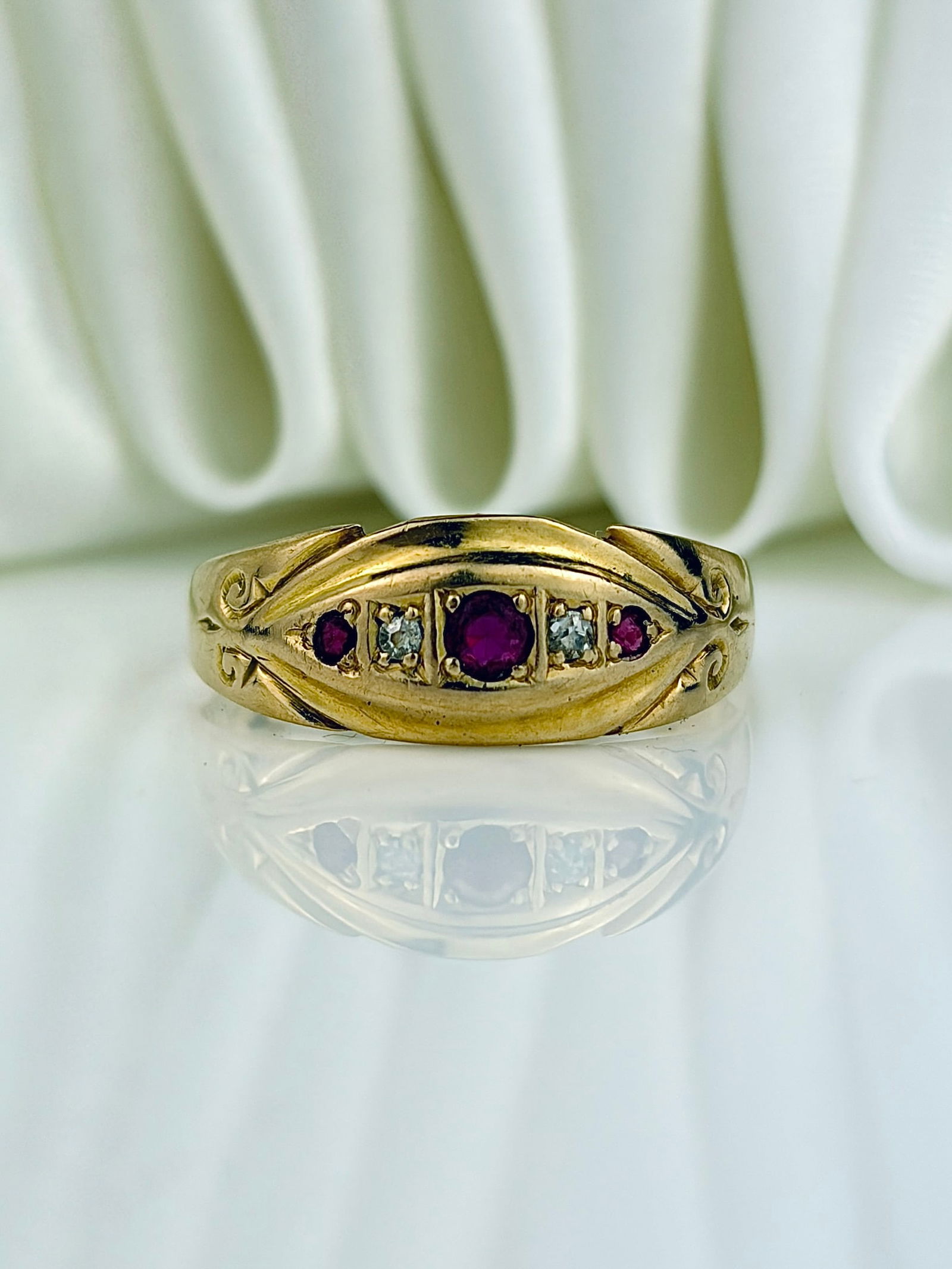 ANTIQUE 18CT YELLOW GOLD RUBY AND DIAMOND 5 STONE RING IN ANTIQUE BOX - 2
