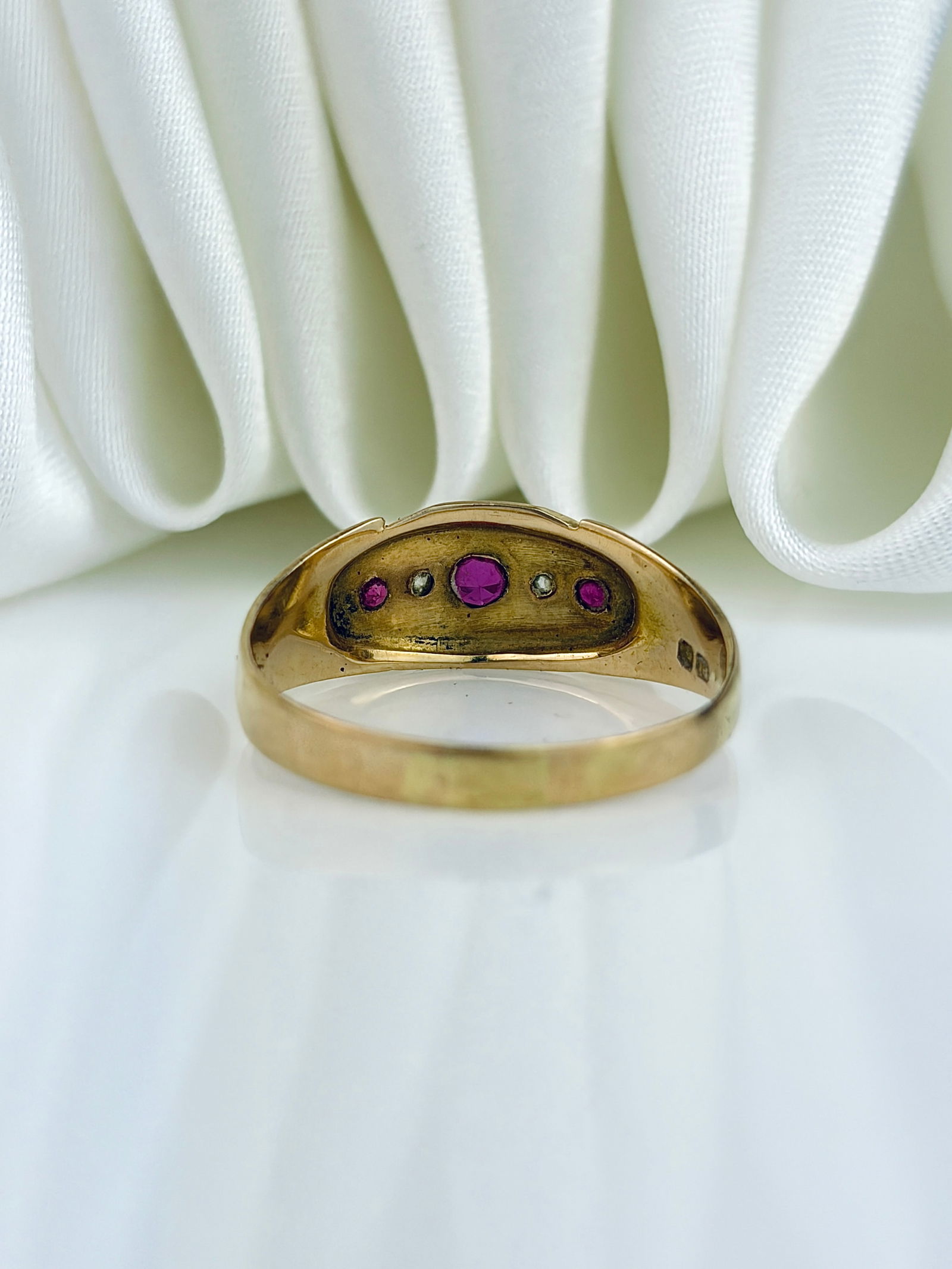 ANTIQUE 18CT YELLOW GOLD RUBY AND DIAMOND 5 STONE RING IN ANTIQUE BOX - 4