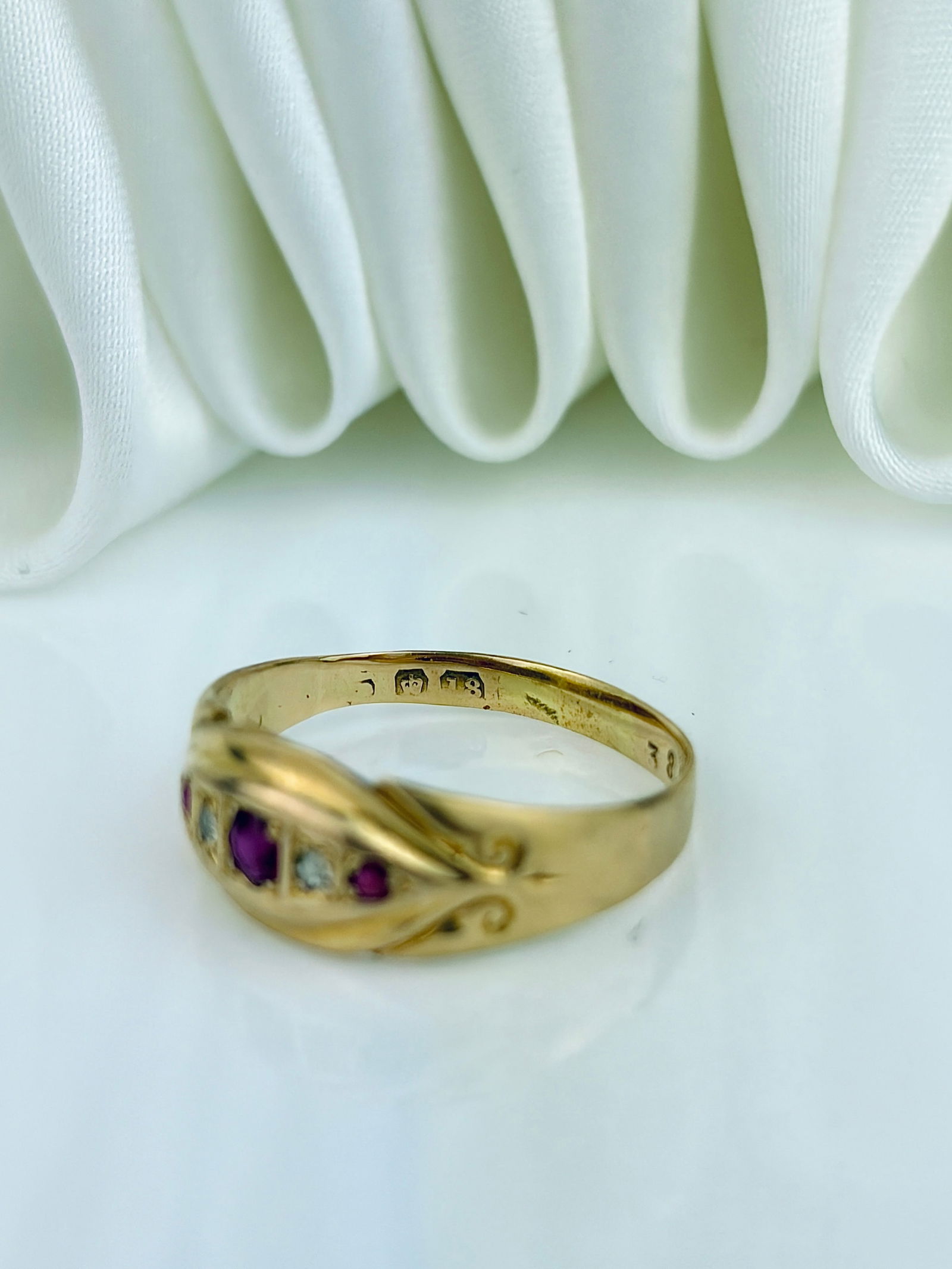 ANTIQUE 18CT YELLOW GOLD RUBY AND DIAMOND 5 STONE RING IN ANTIQUE BOX - 5