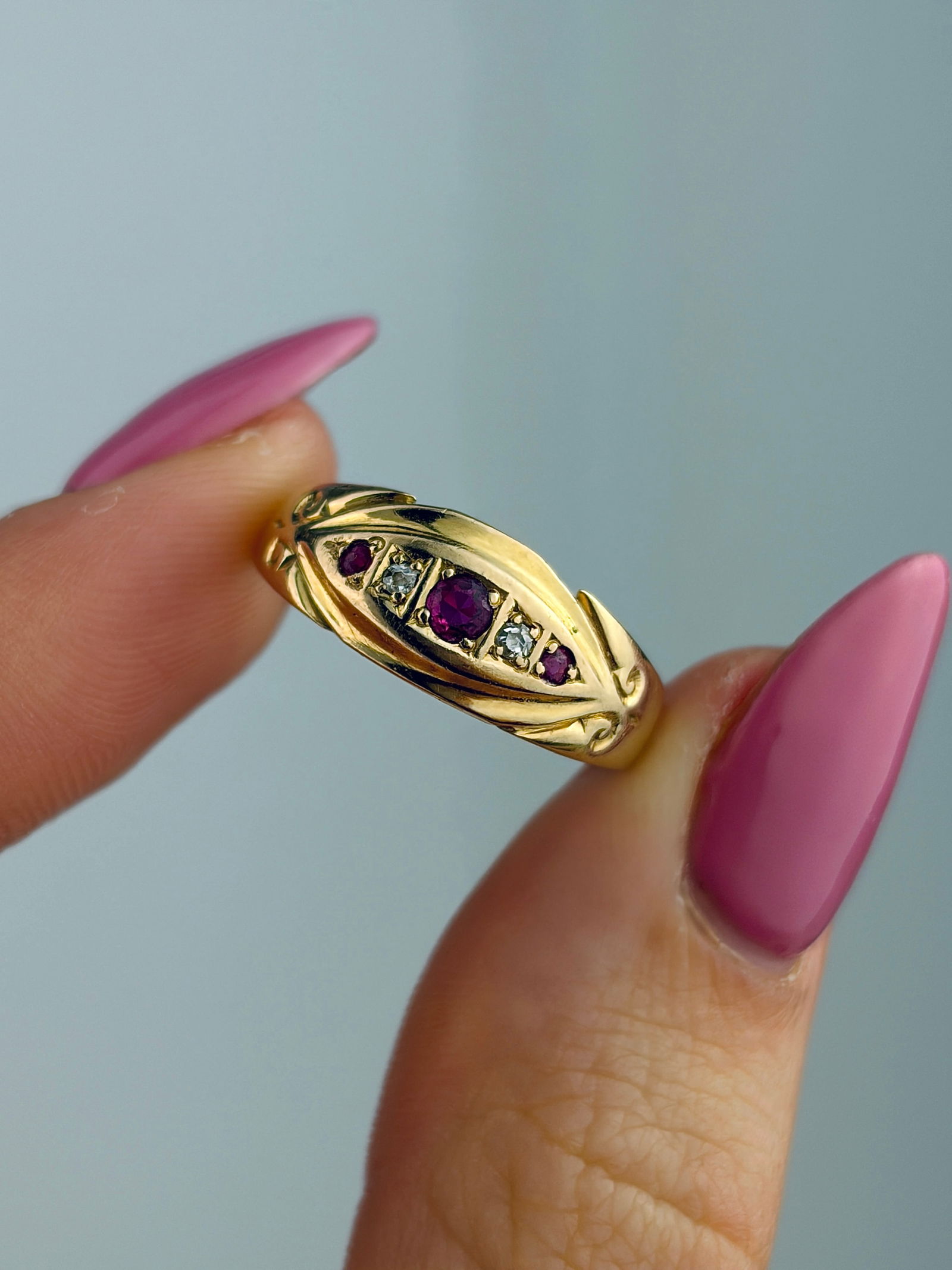 ANTIQUE 18CT YELLOW GOLD RUBY AND DIAMOND 5 STONE RING IN ANTIQUE BOX - 6