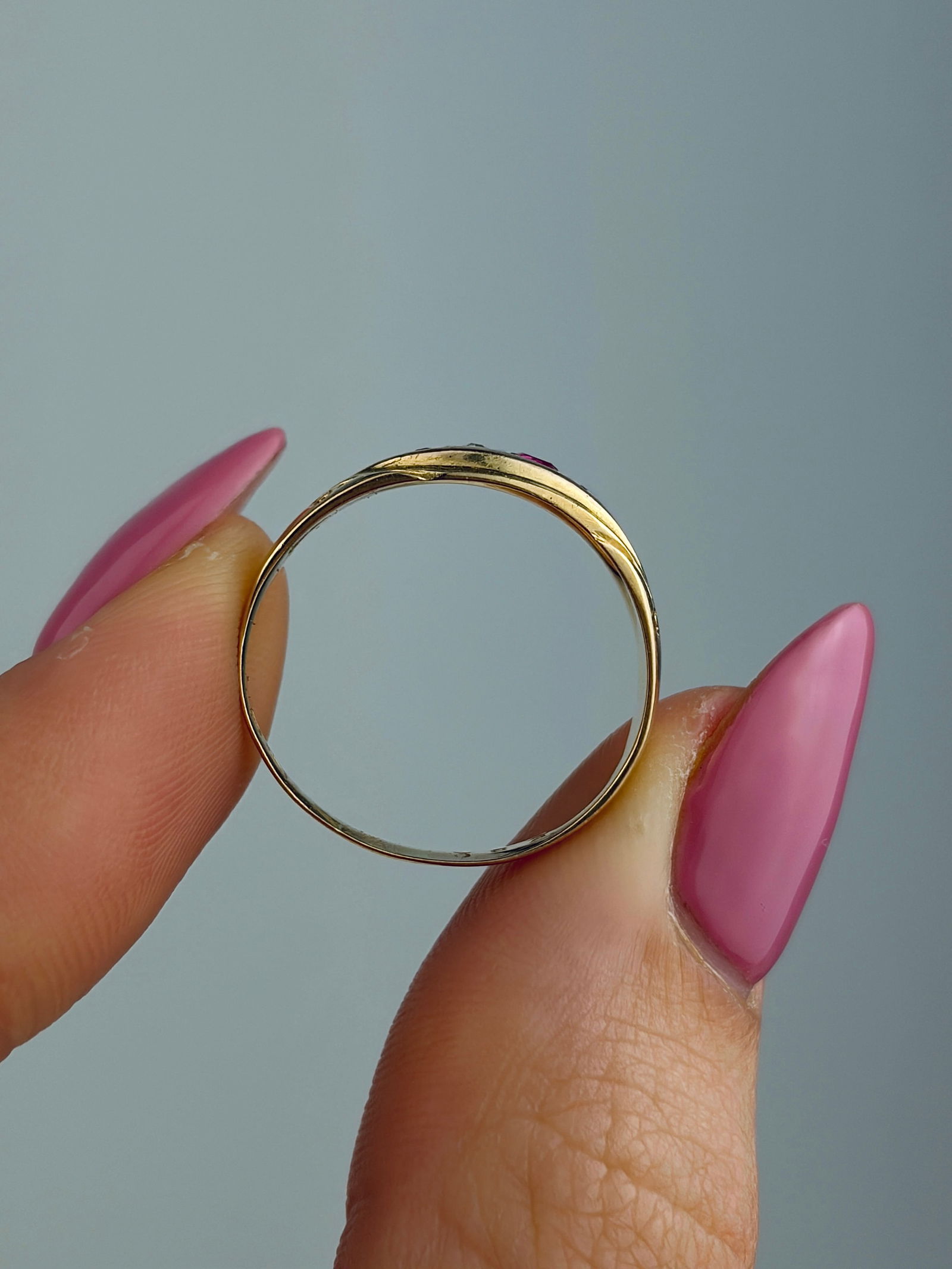 ANTIQUE 18CT YELLOW GOLD RUBY AND DIAMOND 5 STONE RING IN ANTIQUE BOX - 7