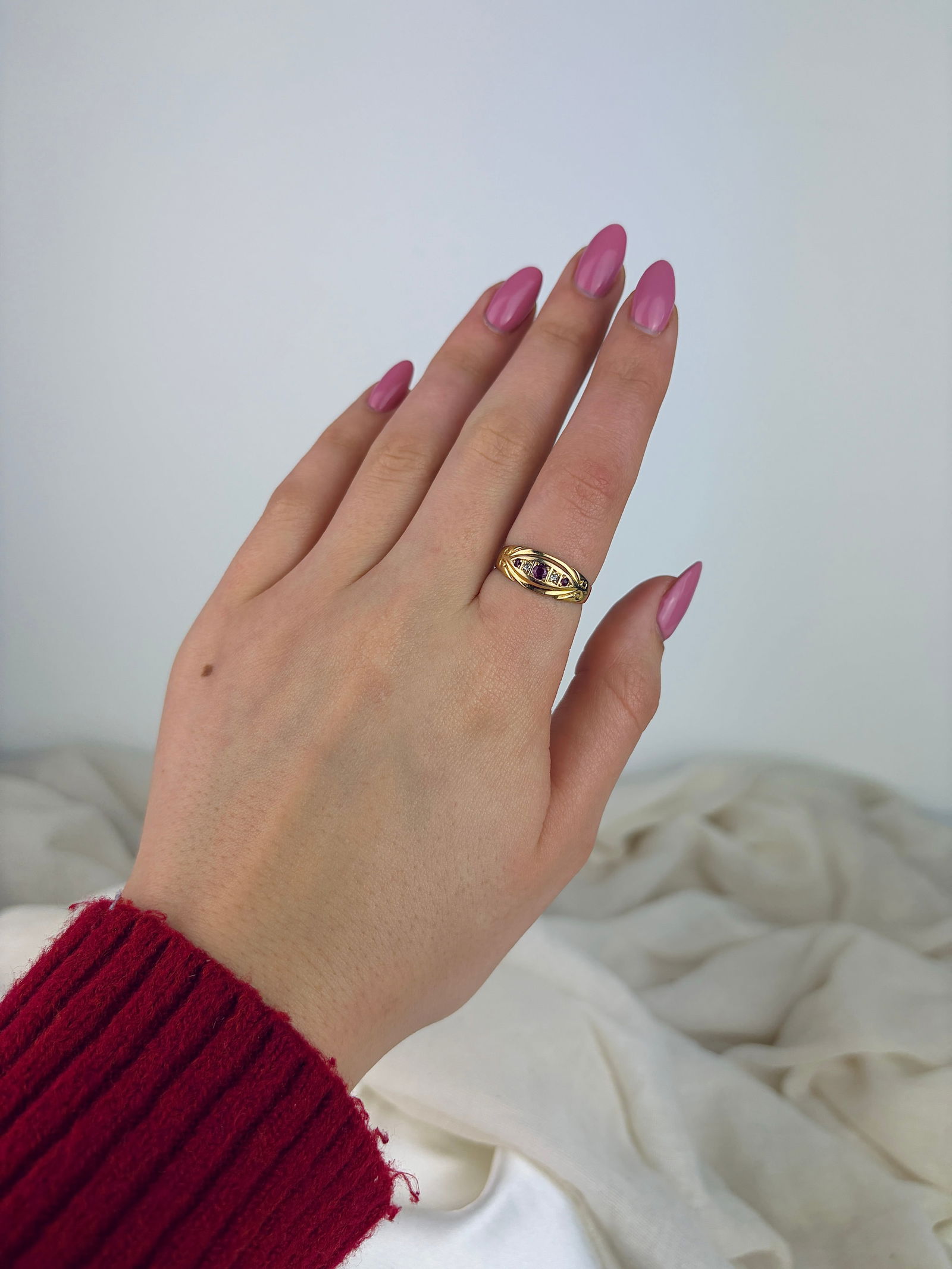 ANTIQUE 18CT YELLOW GOLD RUBY AND DIAMOND 5 STONE RING IN ANTIQUE BOX - 8