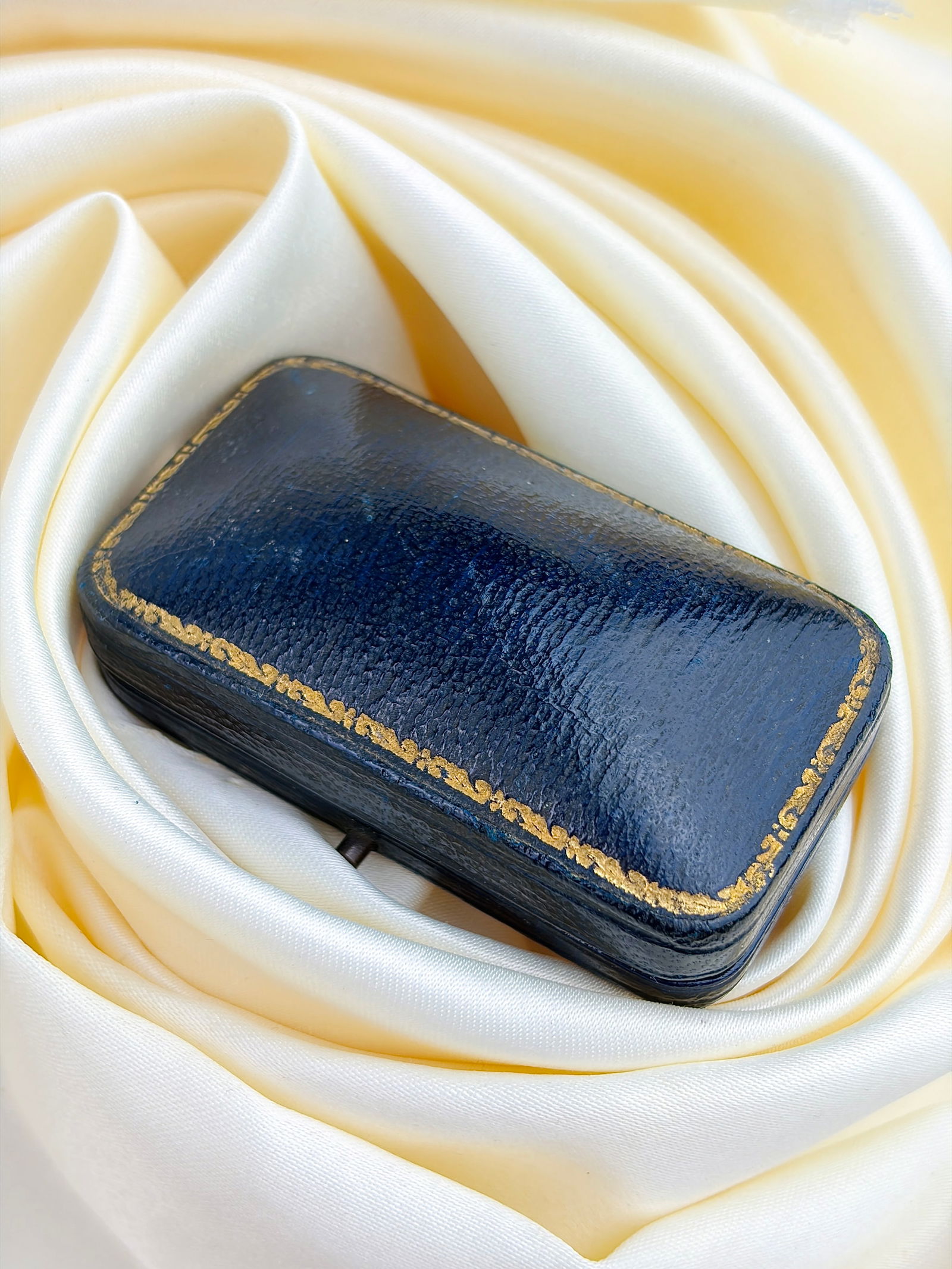 WONDERFUL ANTIQUE CARVED MOONSTONE CROWNED HEART WITH RUBY , DIAMOND AND PEARL BROOCH IN GOLD - 2