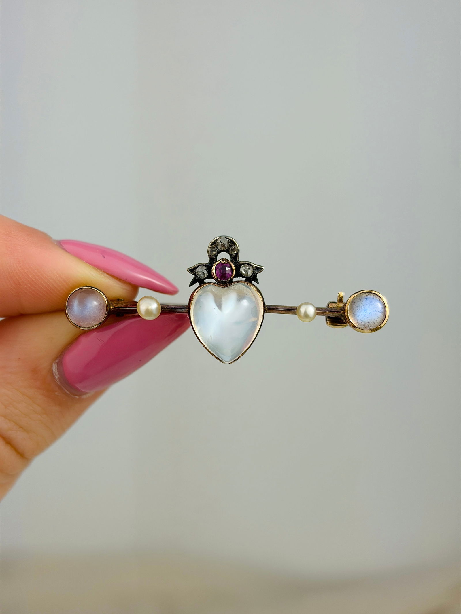 WONDERFUL ANTIQUE CARVED MOONSTONE CROWNED HEART WITH RUBY , DIAMOND AND PEARL BROOCH IN GOLD - 3