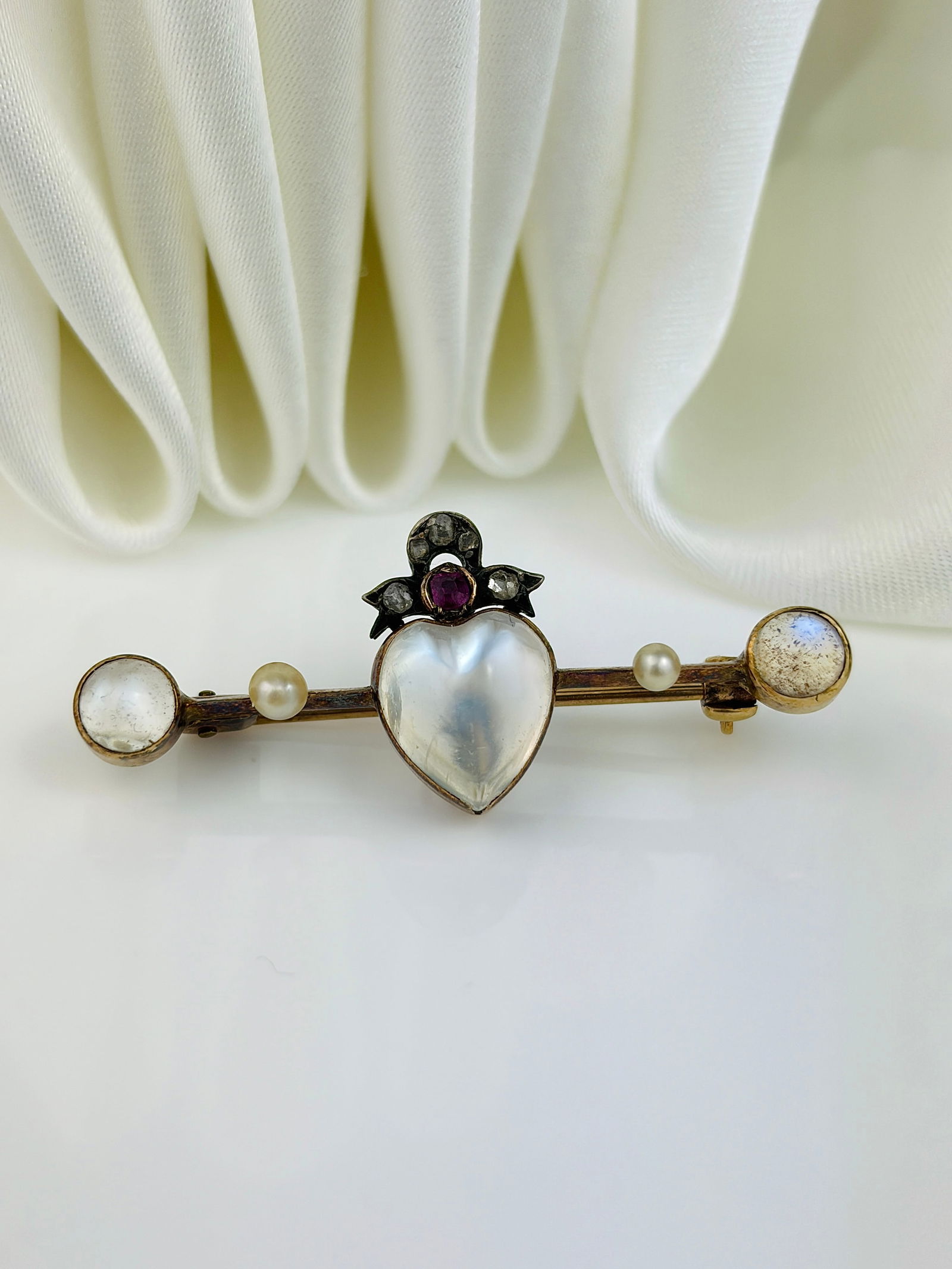 WONDERFUL ANTIQUE CARVED MOONSTONE CROWNED HEART WITH RUBY , DIAMOND AND PEARL BROOCH IN GOLD - 7