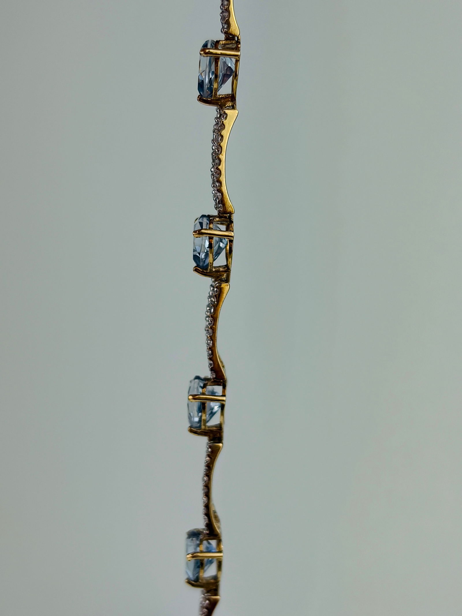 VINTAGE 9CT YELLOW AND WHITE GOLD BLUE TOPAZ HEART BRACELET - 2