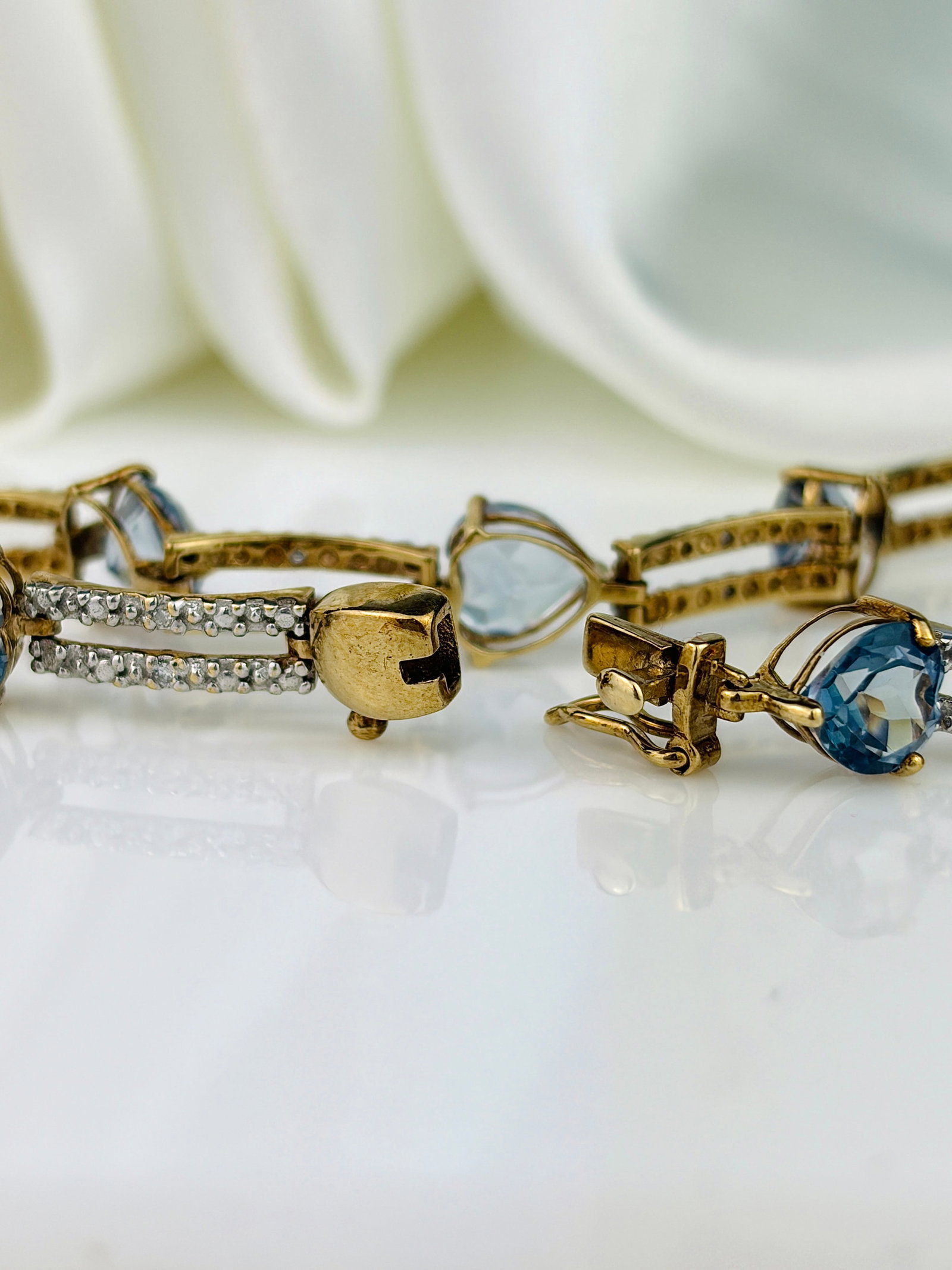 VINTAGE 9CT YELLOW AND WHITE GOLD BLUE TOPAZ HEART BRACELET - 4
