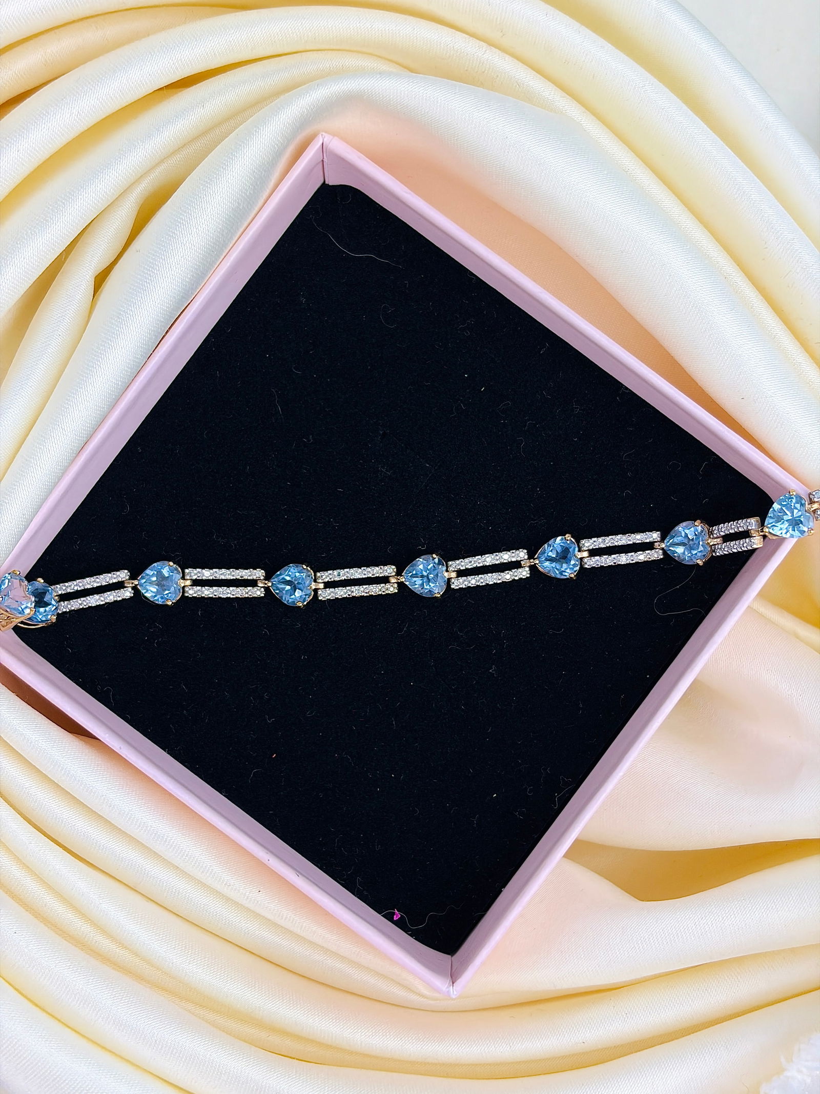 VINTAGE 9CT YELLOW AND WHITE GOLD BLUE TOPAZ HEART BRACELET - 7