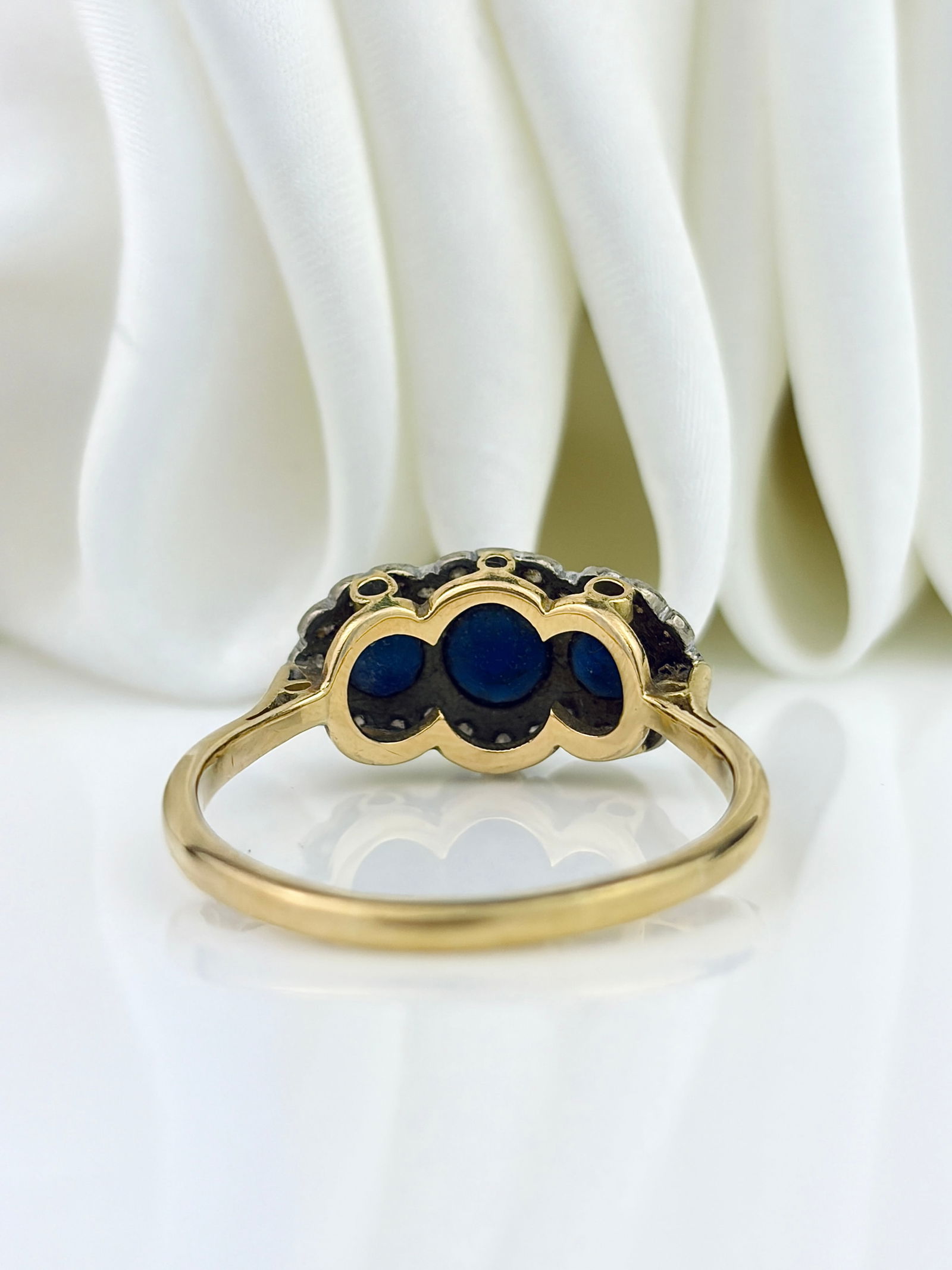 CHUNKY 18ct GOLD SAPPHIRE AND DIAMOND TRIPLE CLUSTER RING - 3