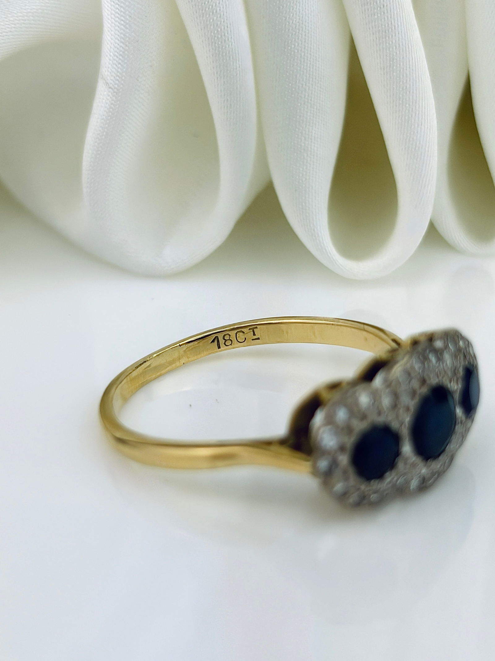 CHUNKY 18ct GOLD SAPPHIRE AND DIAMOND TRIPLE CLUSTER RING - 4