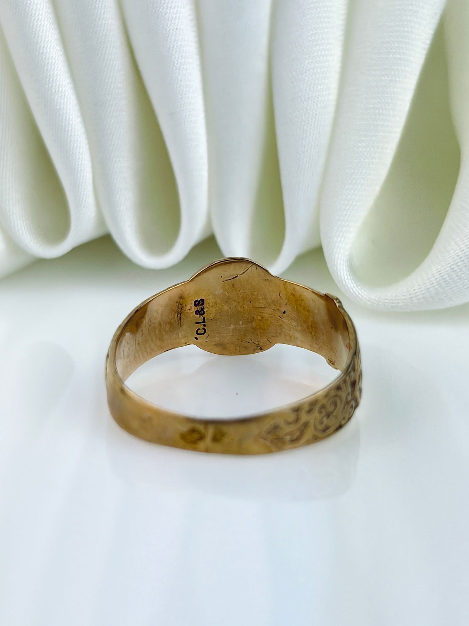 ANTIQUE 9CT GOLD ENGRAVED BUCKLE BAND RING - 3