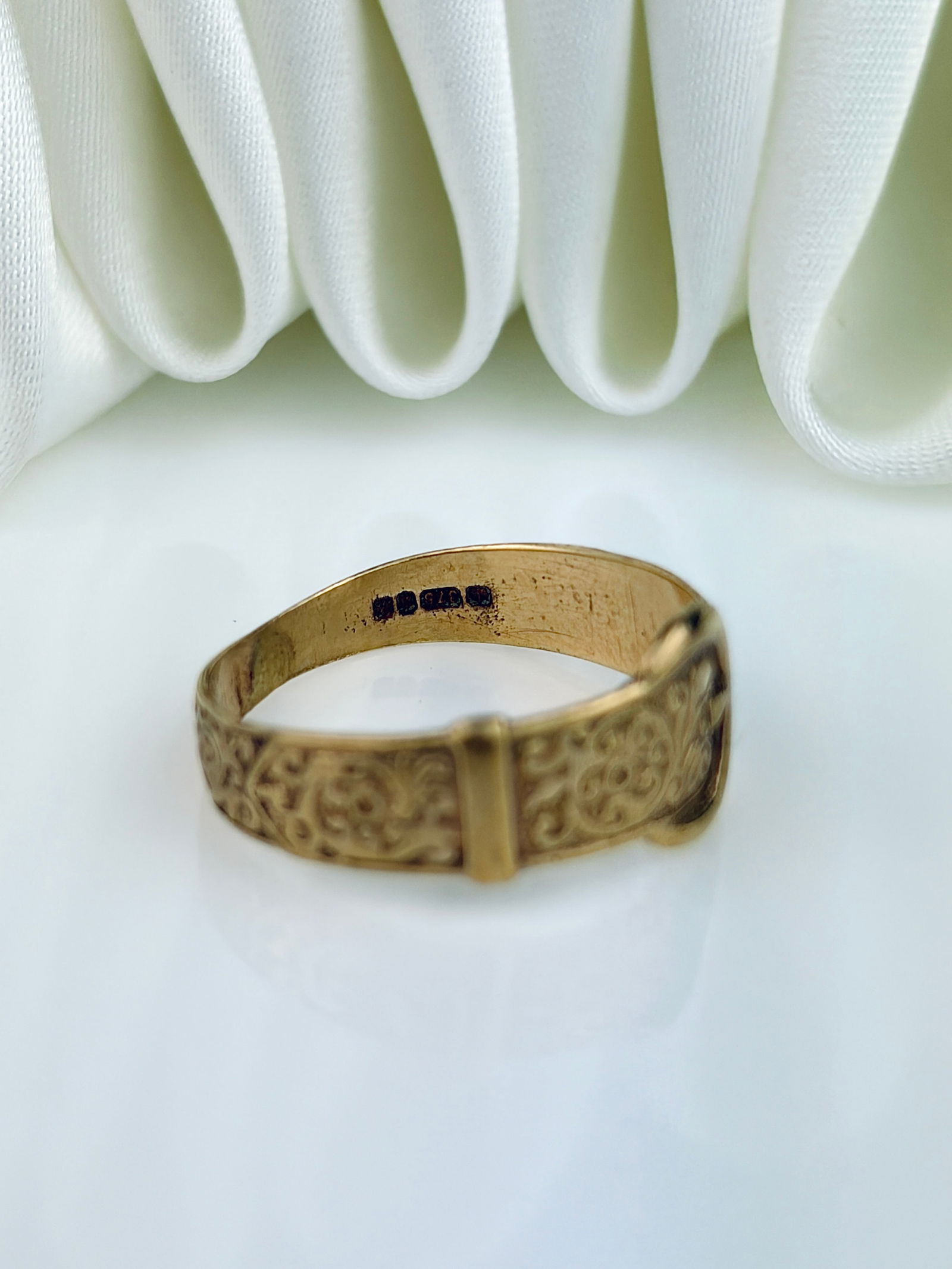 ANTIQUE 9CT GOLD ENGRAVED BUCKLE BAND RING - 4