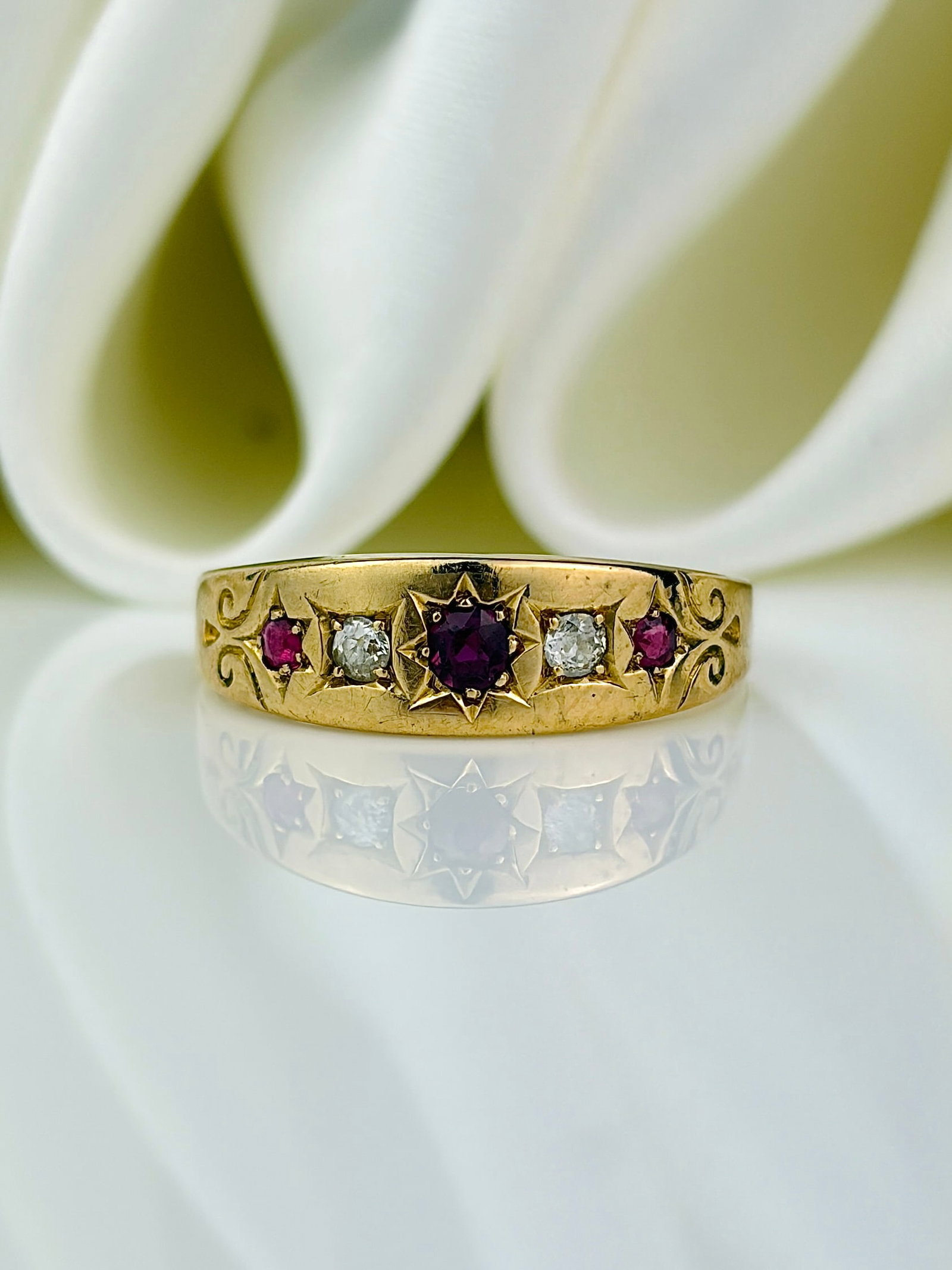 antique 18ct yellow gold ruby and diamond 5 stone ring: antique 18ct yellow gold ruby and diamond 5 stone ring