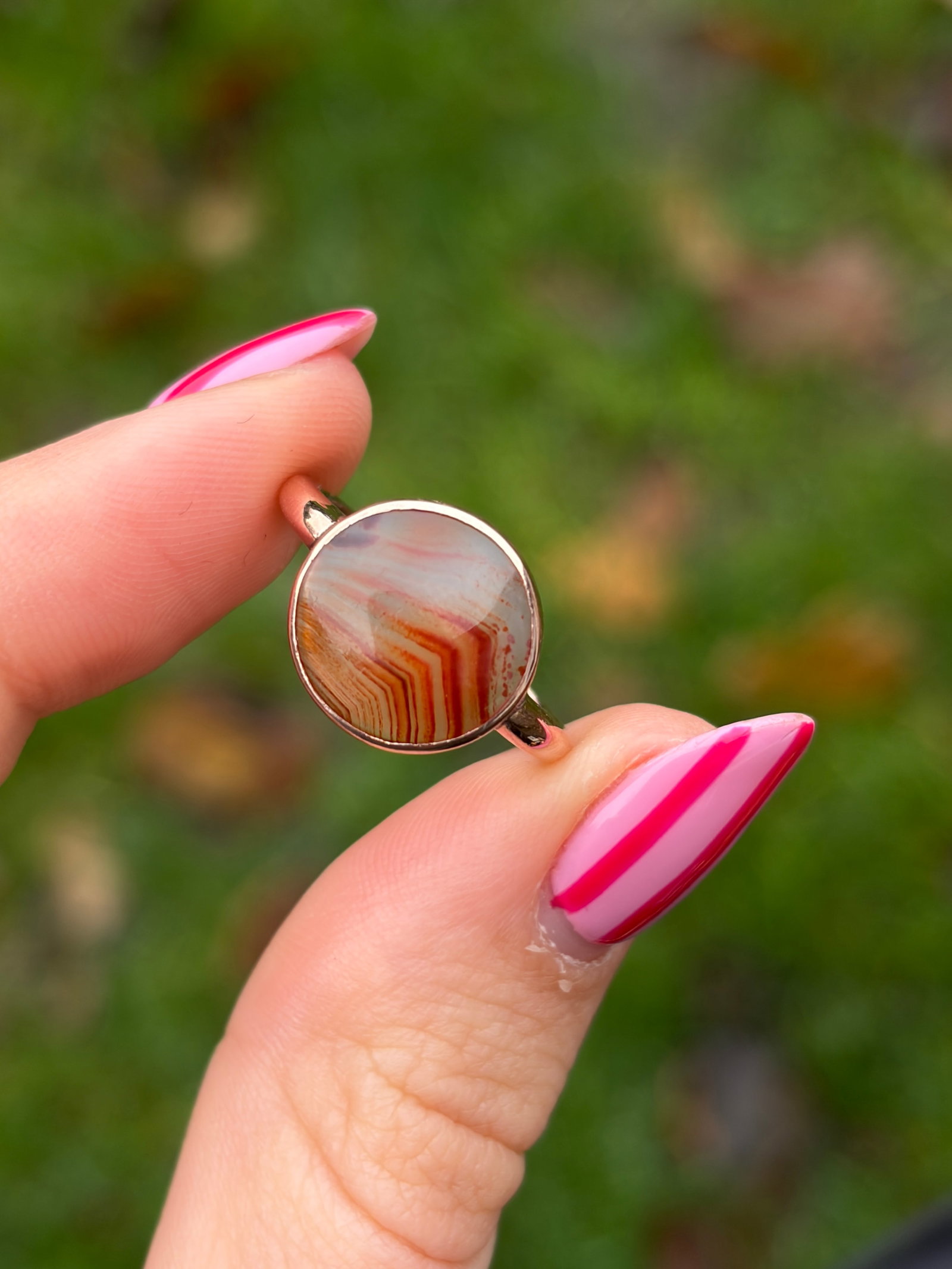 ANTIQUE 9CT YELLOW GOLD BANDED AGATE ROUND RING - 10