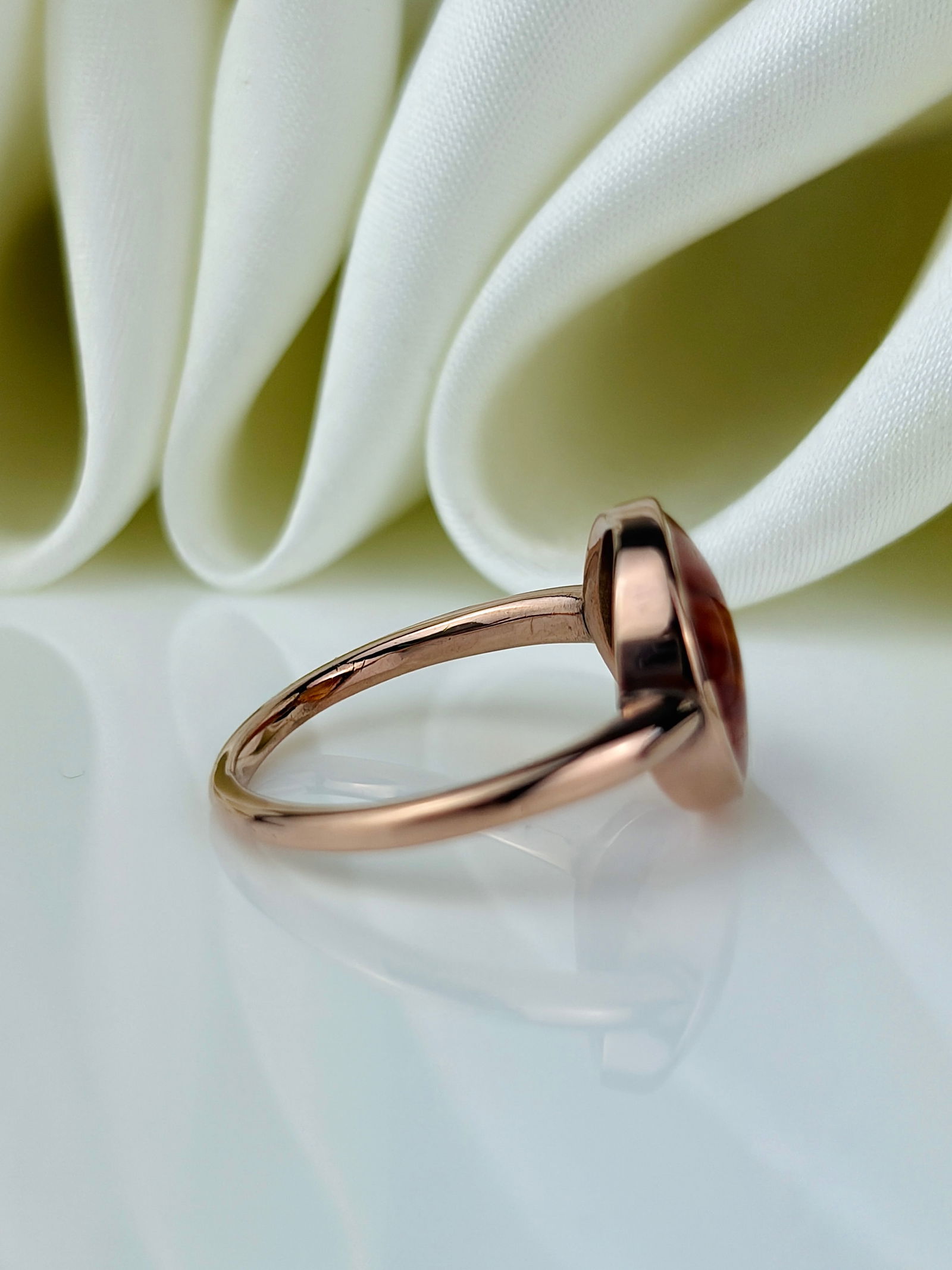 ANTIQUE 9CT YELLOW GOLD BANDED AGATE ROUND RING - 2