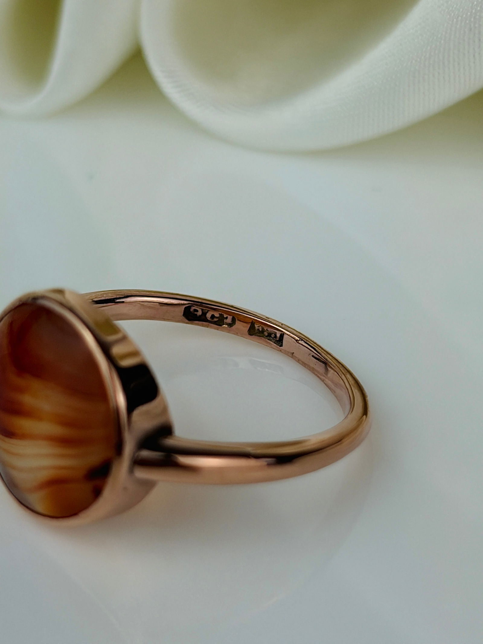 ANTIQUE 9CT YELLOW GOLD BANDED AGATE ROUND RING - 4