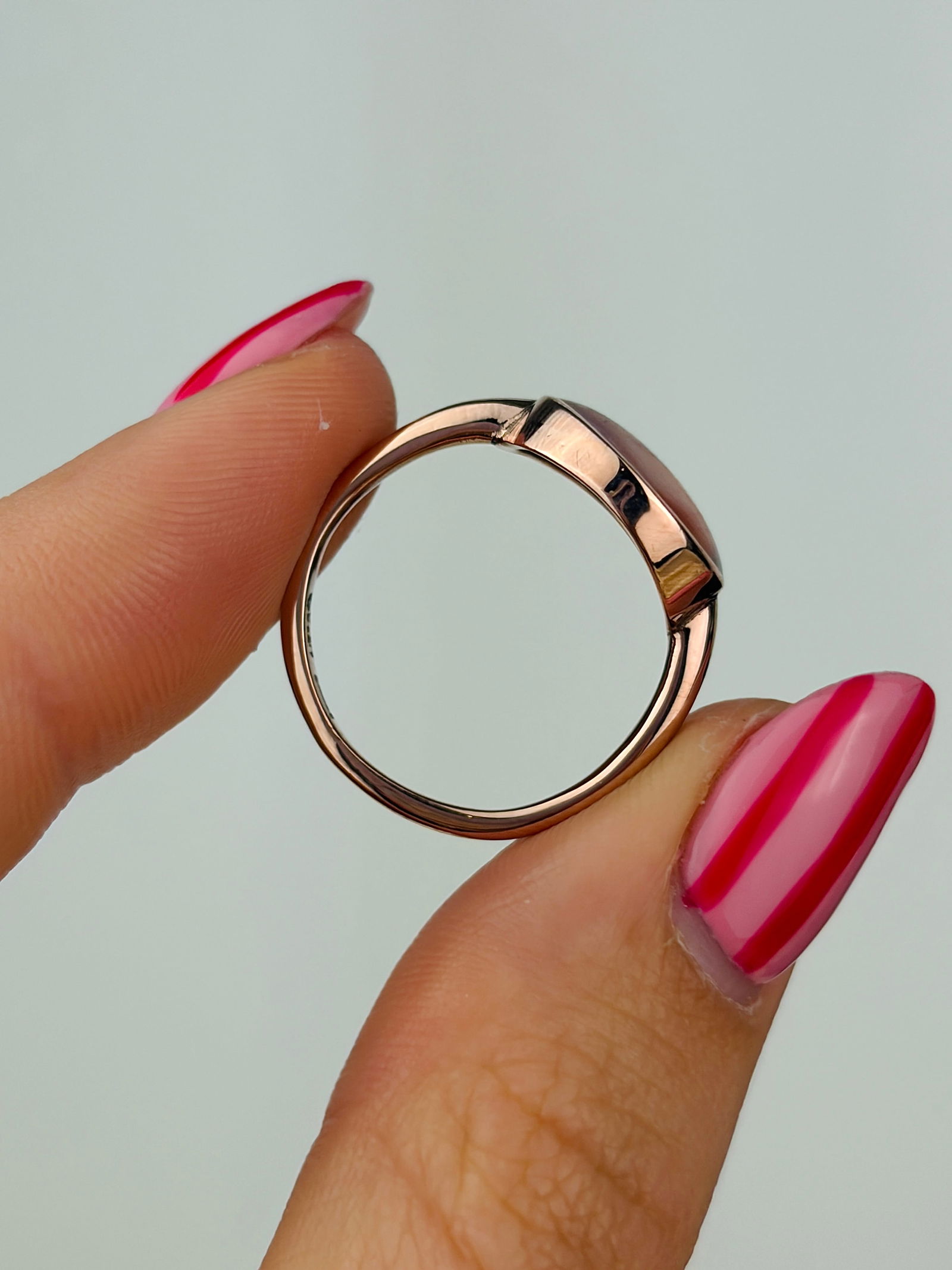 ANTIQUE 9CT YELLOW GOLD BANDED AGATE ROUND RING - 6