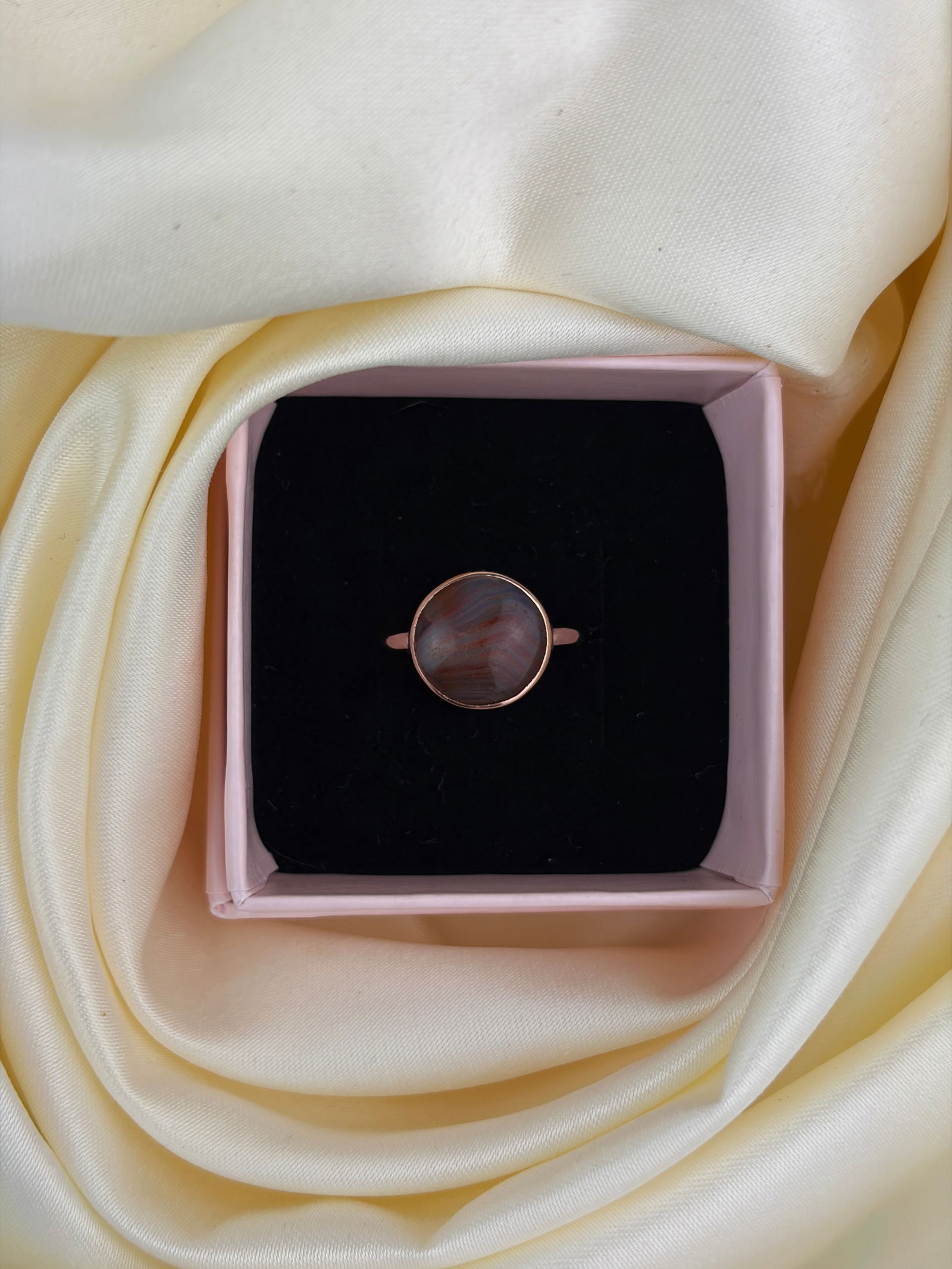 ANTIQUE 9CT YELLOW GOLD BANDED AGATE ROUND RING - 7